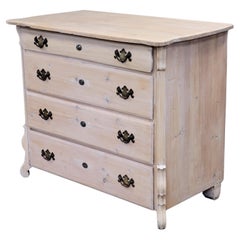 Ancienne commode hollandaise en pin blanchi à la chaux