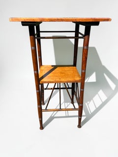 Tavolino antico in noce in stile E. W. Godwin