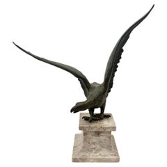 Escultura antigua de águila en bronce
