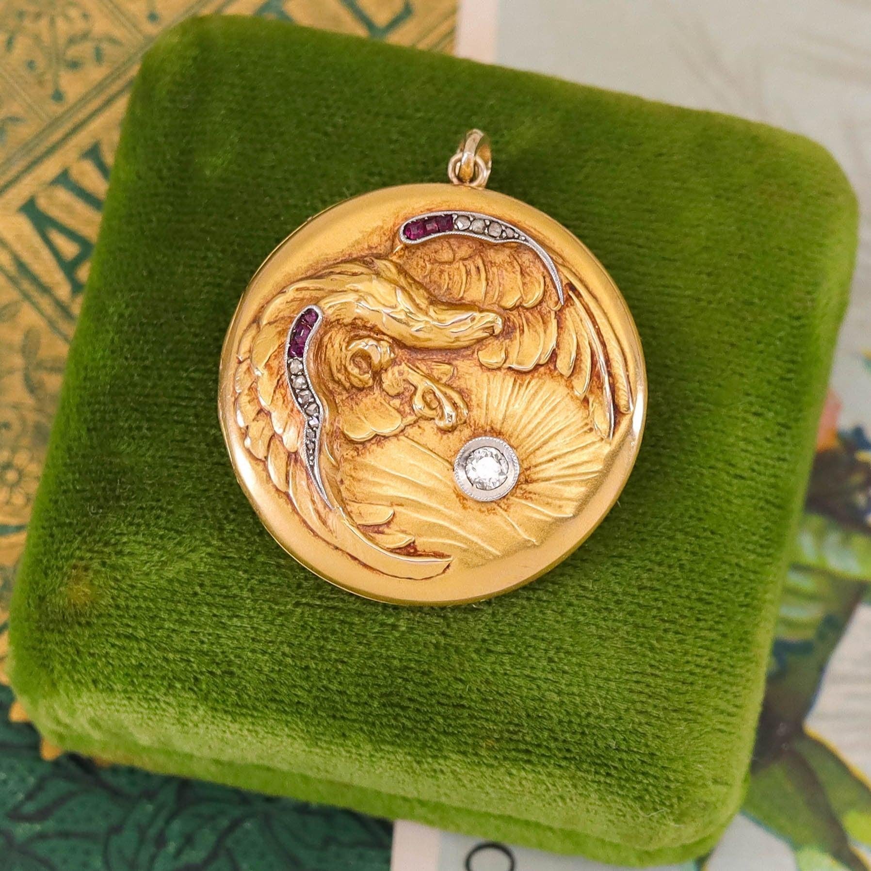 Antique médaillon broche aigle en or 18 carats Pour femmes en vente