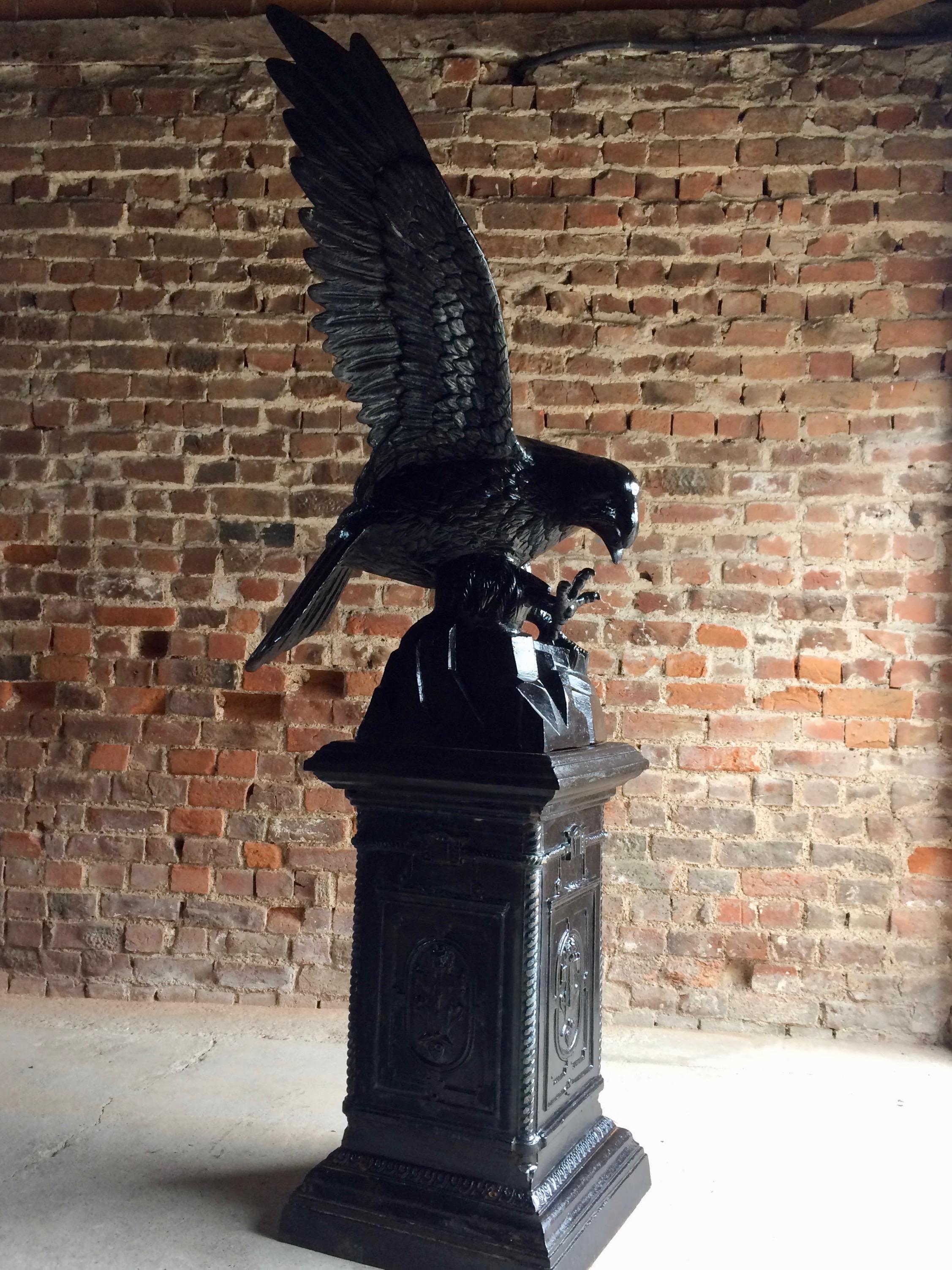 Antique Eagle Cast Iron Garden Pedestal Garden Sculpture Very Large In Fair Condition In Longdon, Tewkesbury