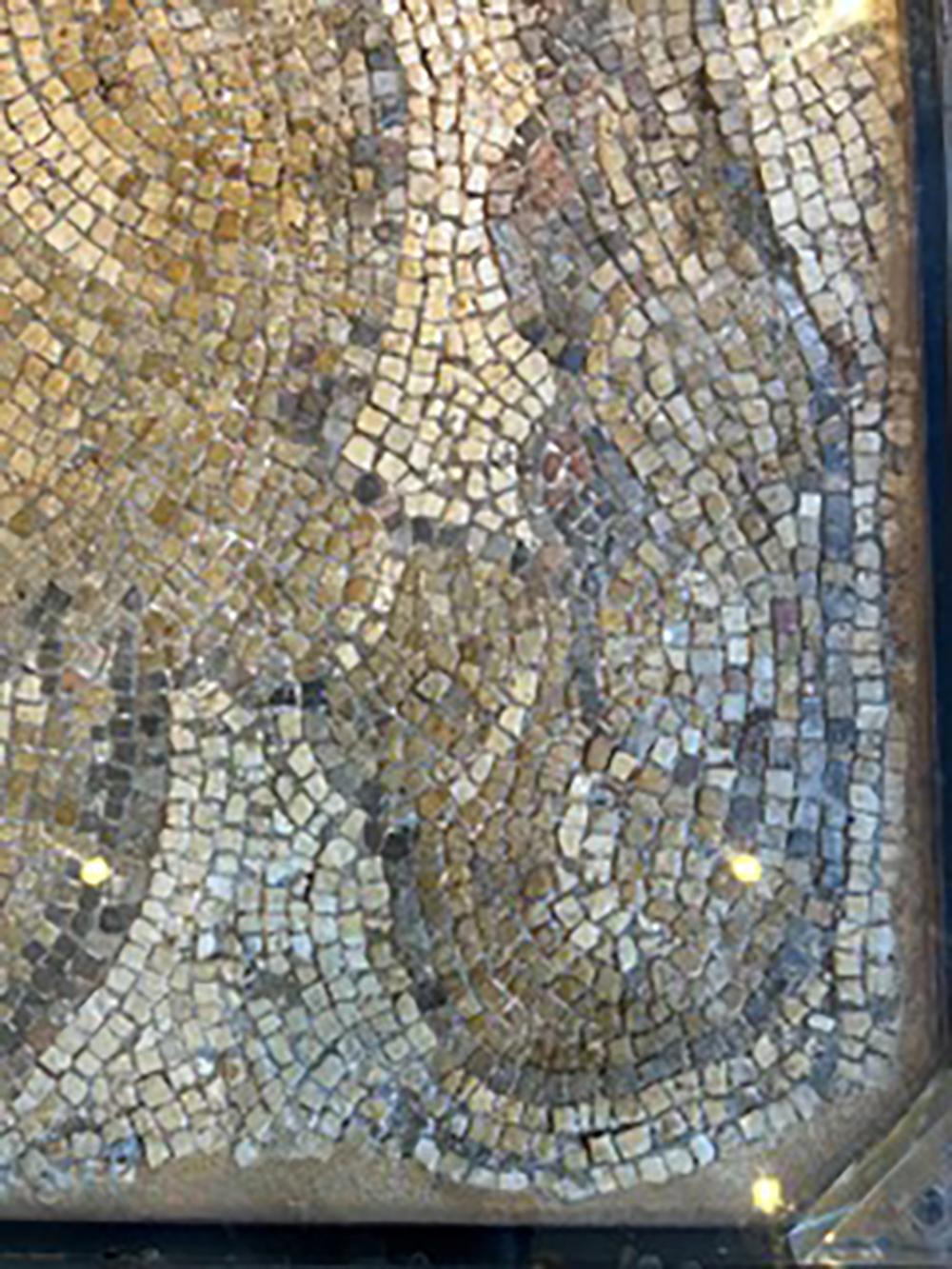 Européen Table à café antique en mosaïque d'aigle en vente