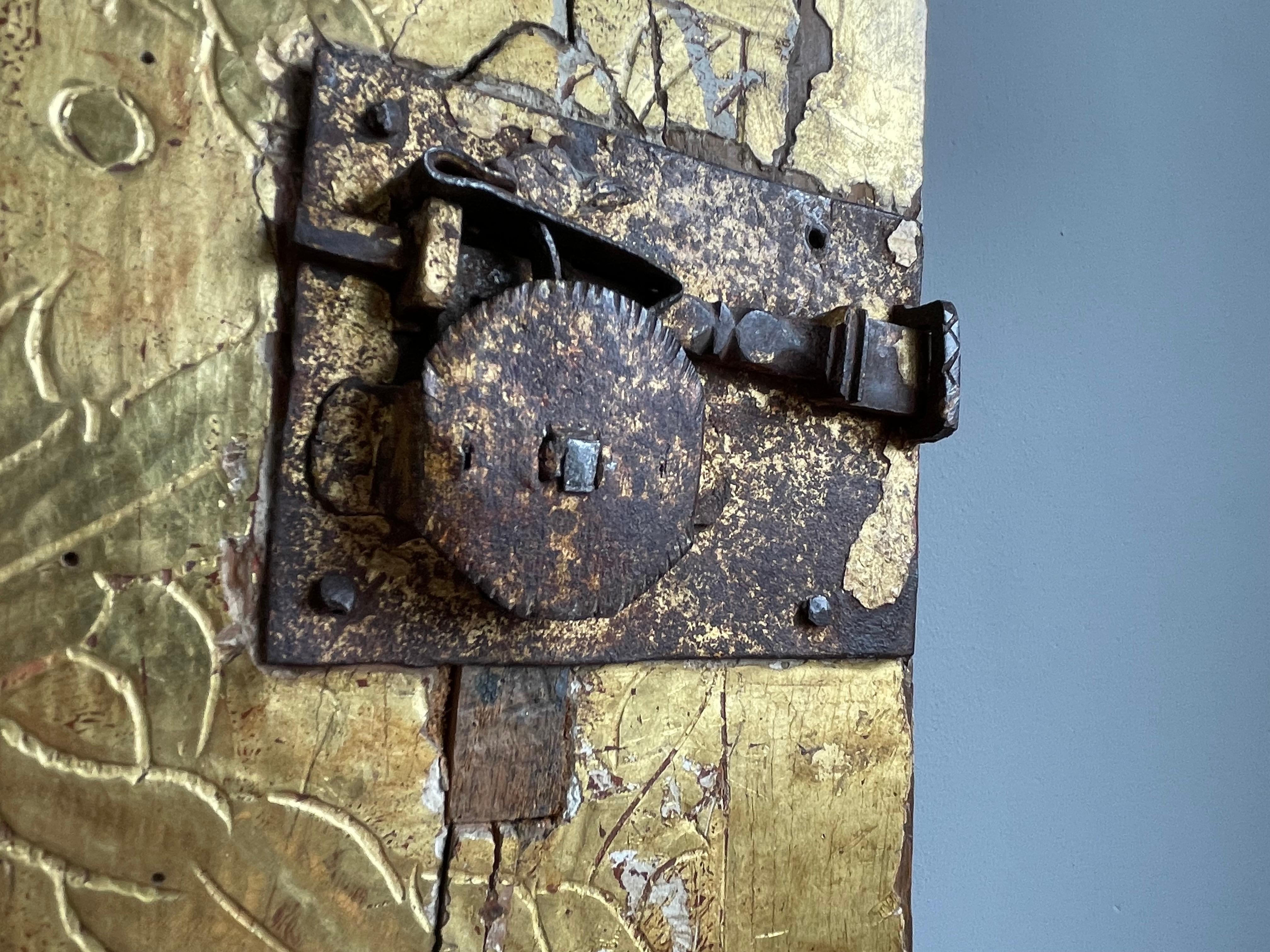 Ancienne porte de tabernacle gothique dorée du début des années 1600 avec agneau reposant sur 7 sceaux Bible 1