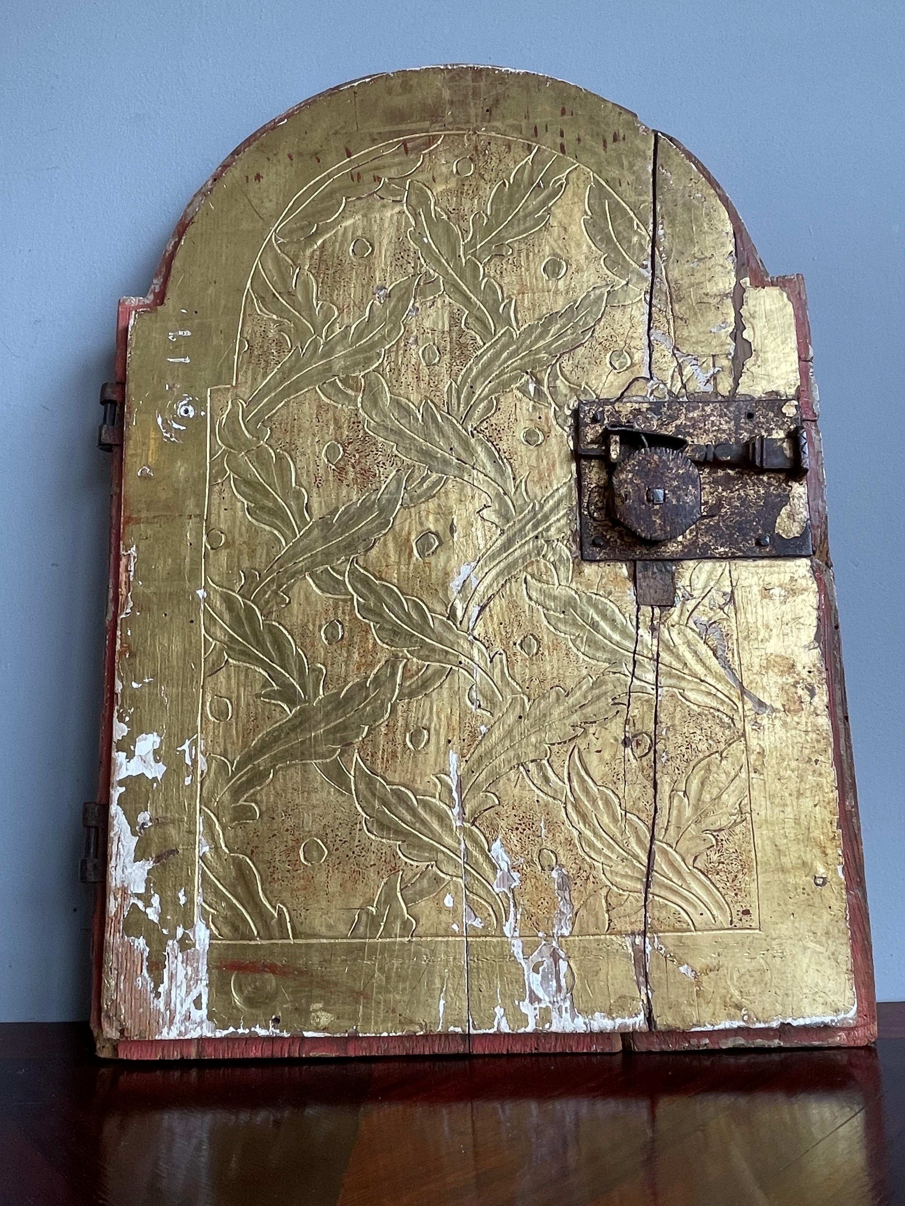 Ancienne porte de tabernacle gothique dorée du début des années 1600 avec agneau reposant sur 7 sceaux Bible 2