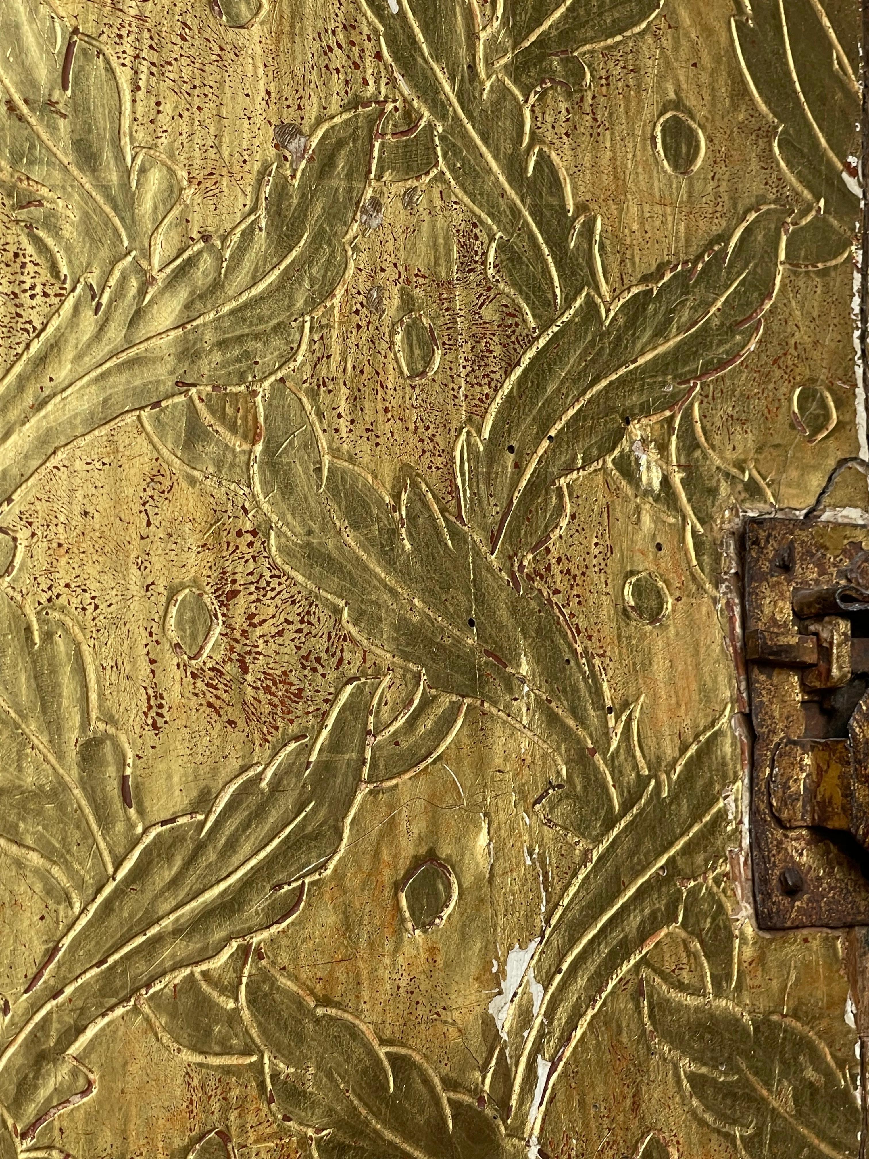Ancienne porte de tabernacle gothique dorée du début des années 1600 avec agneau reposant sur 7 sceaux Bible 5