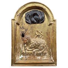 Antica porta del tabernacolo gotico dorato dei primi anni del 1600 con agnello appoggiato su 7 sigilli Bibbia