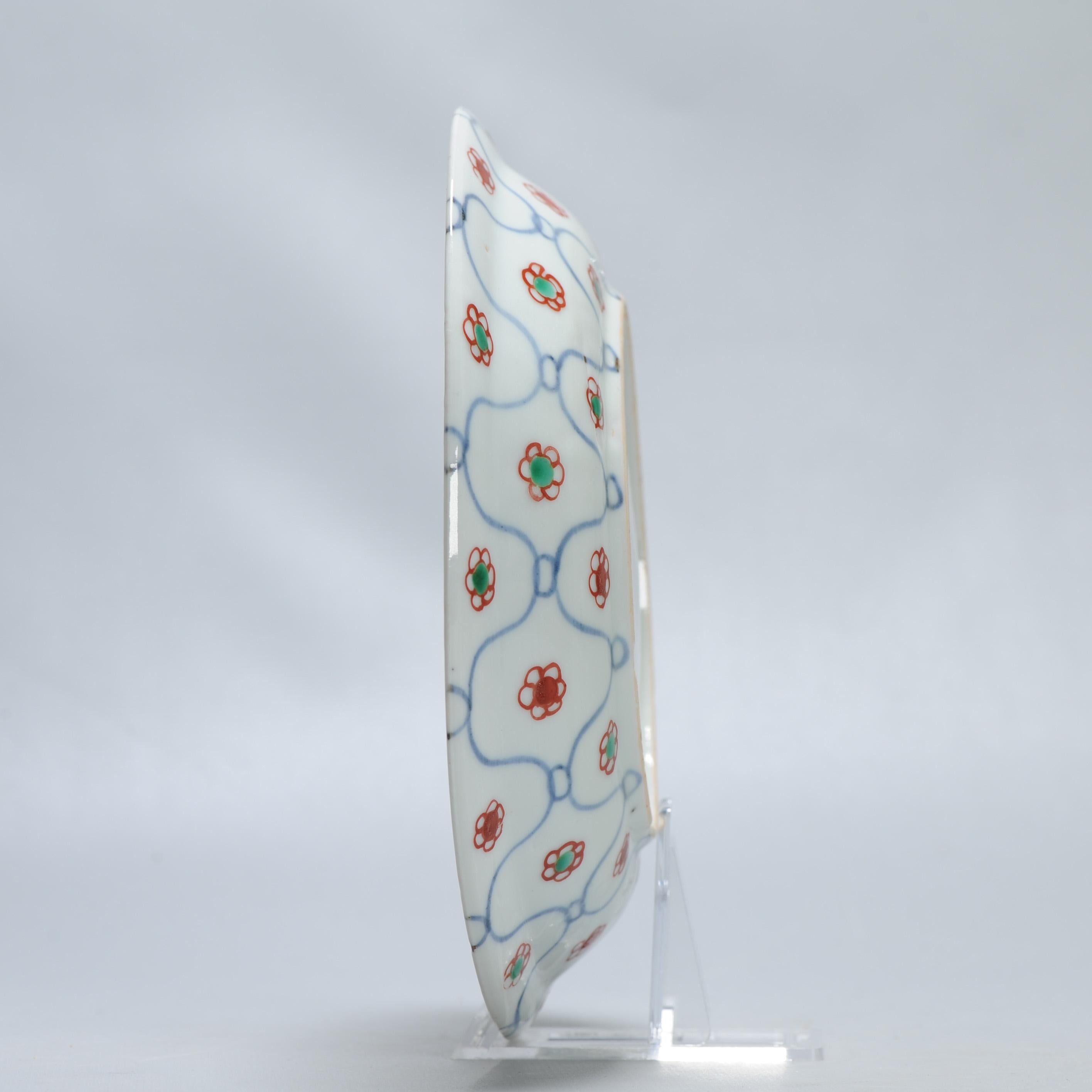 A Chinese porcelain dish.
With design of plum blossoms against an overall fishnet pattern, also dots in repeat. Executed in underglaze blue and overglaze green and red.
Tianqi or Chongzhen period.


Condition
1 chip to base rim and some fritting to
