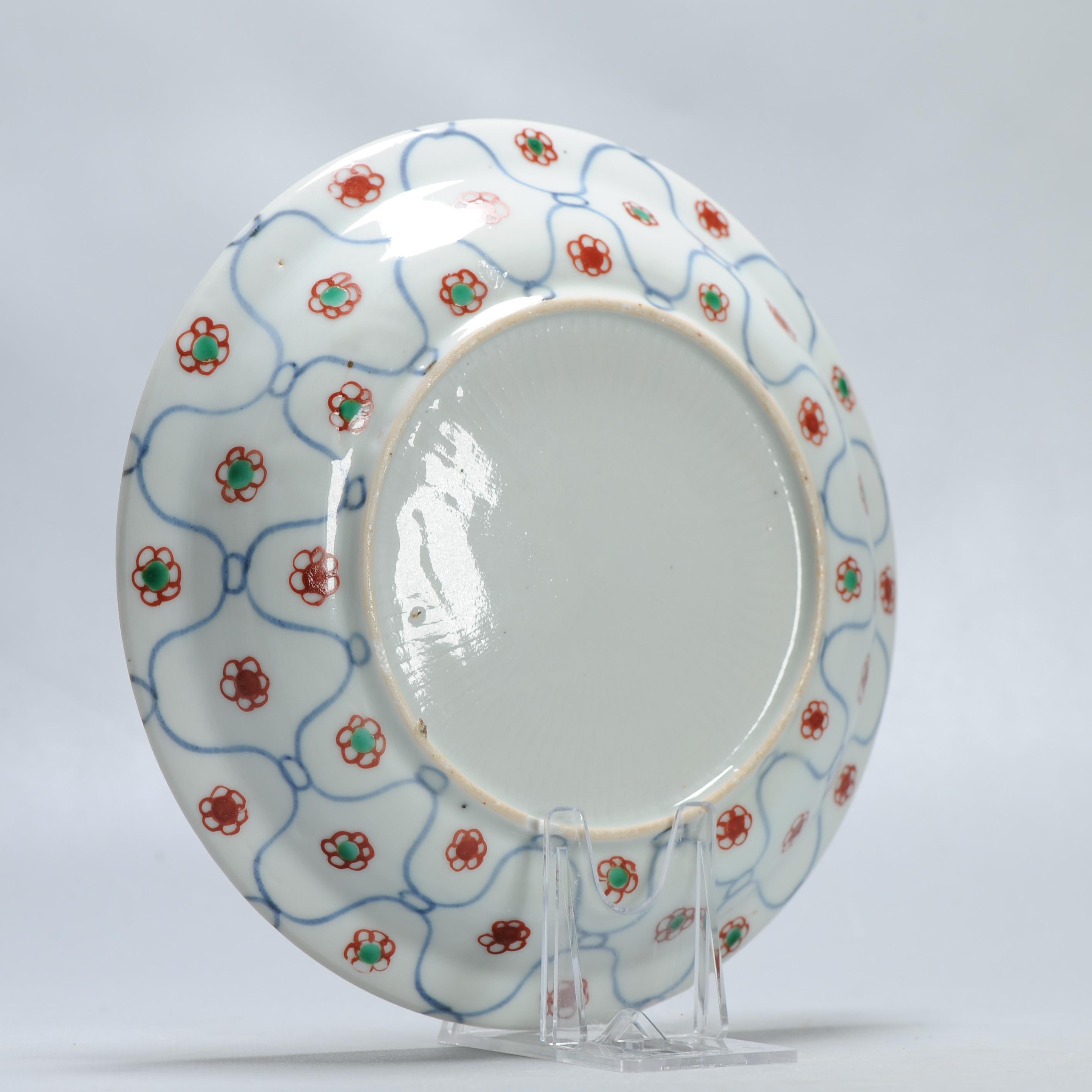 Antique Early 17th Century Ming Chinese Porcelain Dish Fishnet Plum Pattern In Good Condition For Sale In Amsterdam, Noord Holland