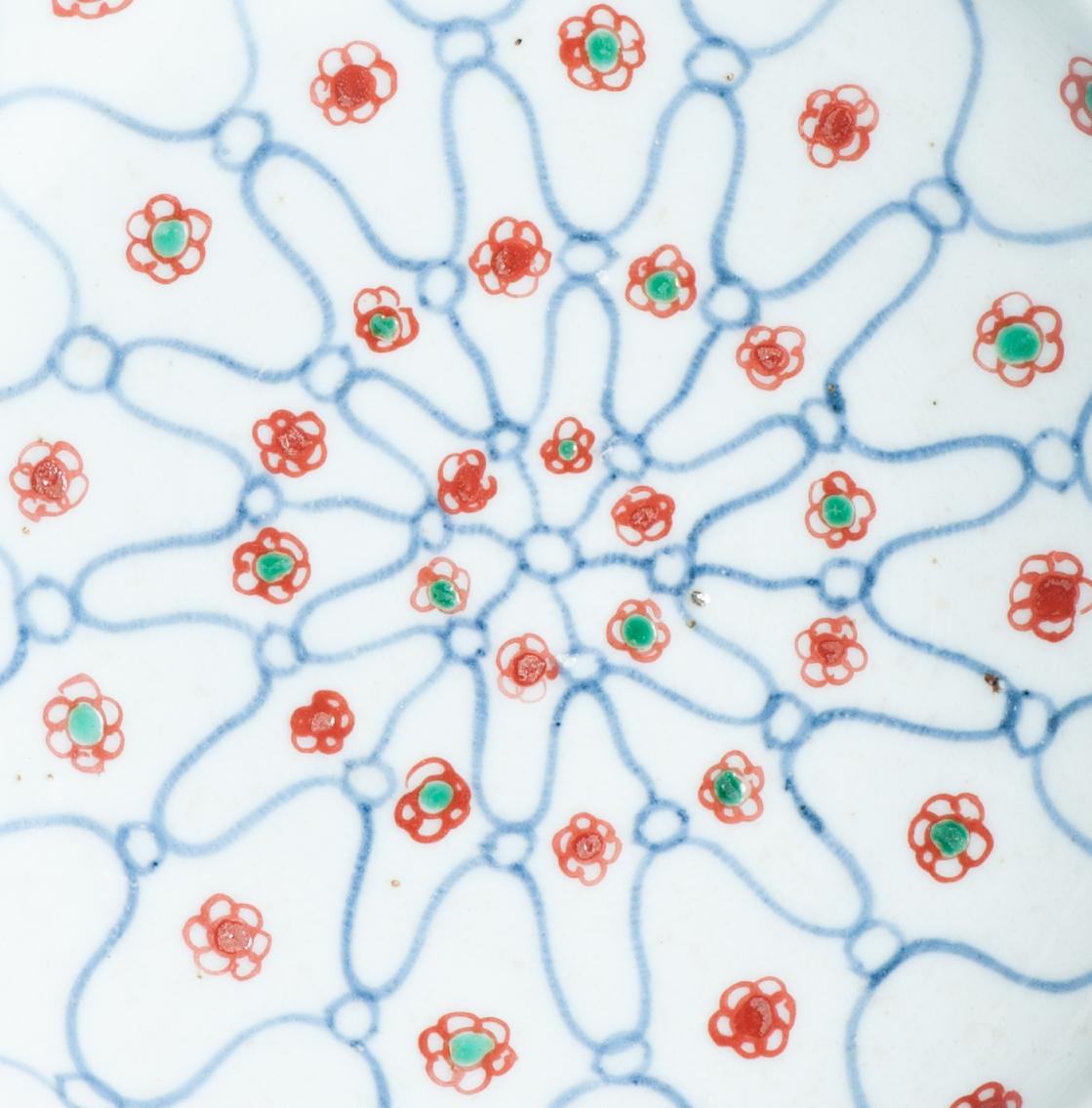 Antique Early 17th Century Ming Chinese Porcelain Dish Fishnet Plum Pattern For Sale 4