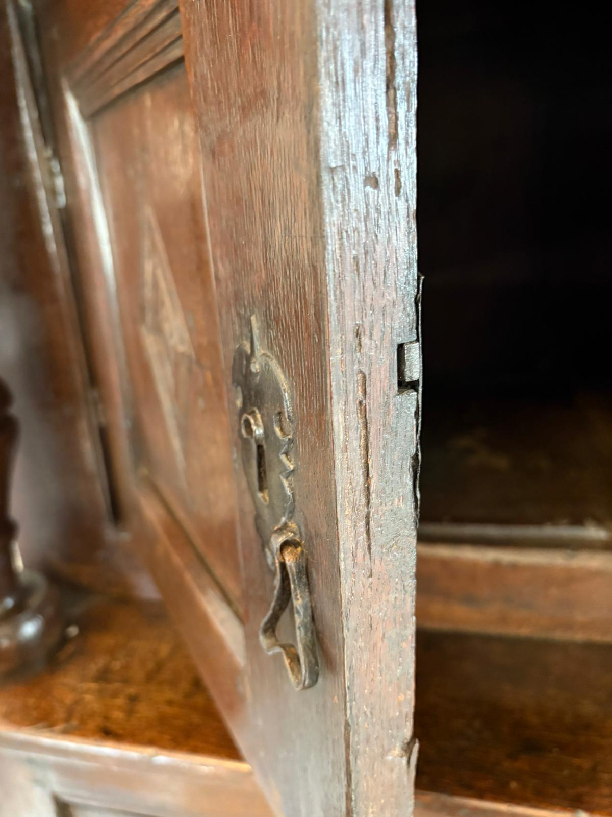 Antique Early 17th Century Original Quality Oak Court Cupboard In Good Condition In Suffolk, GB