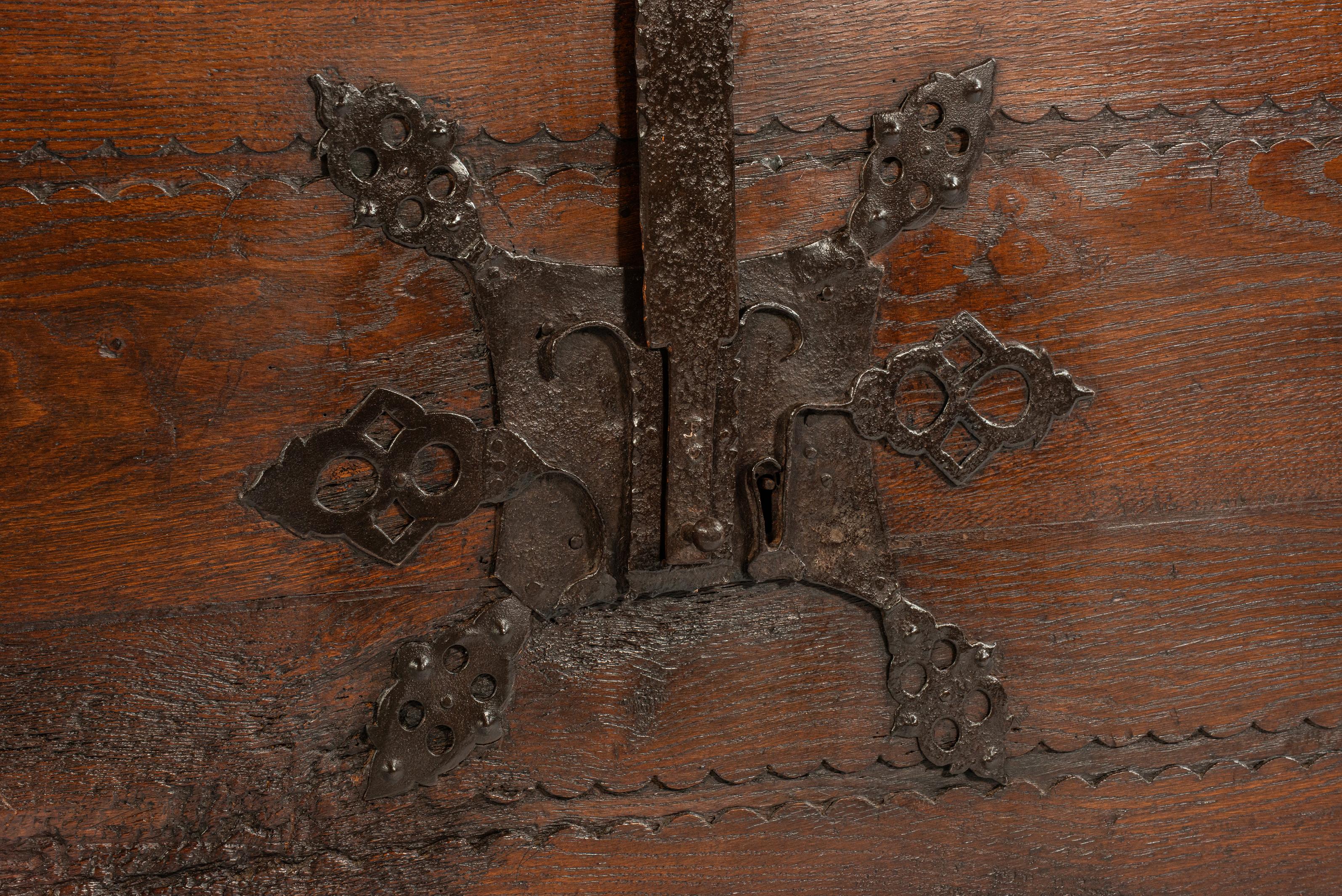 Antike frühe 17. Jahrhundert seltene deutsche oder österreichische Stollentruhe oder Koffer im Angebot 4