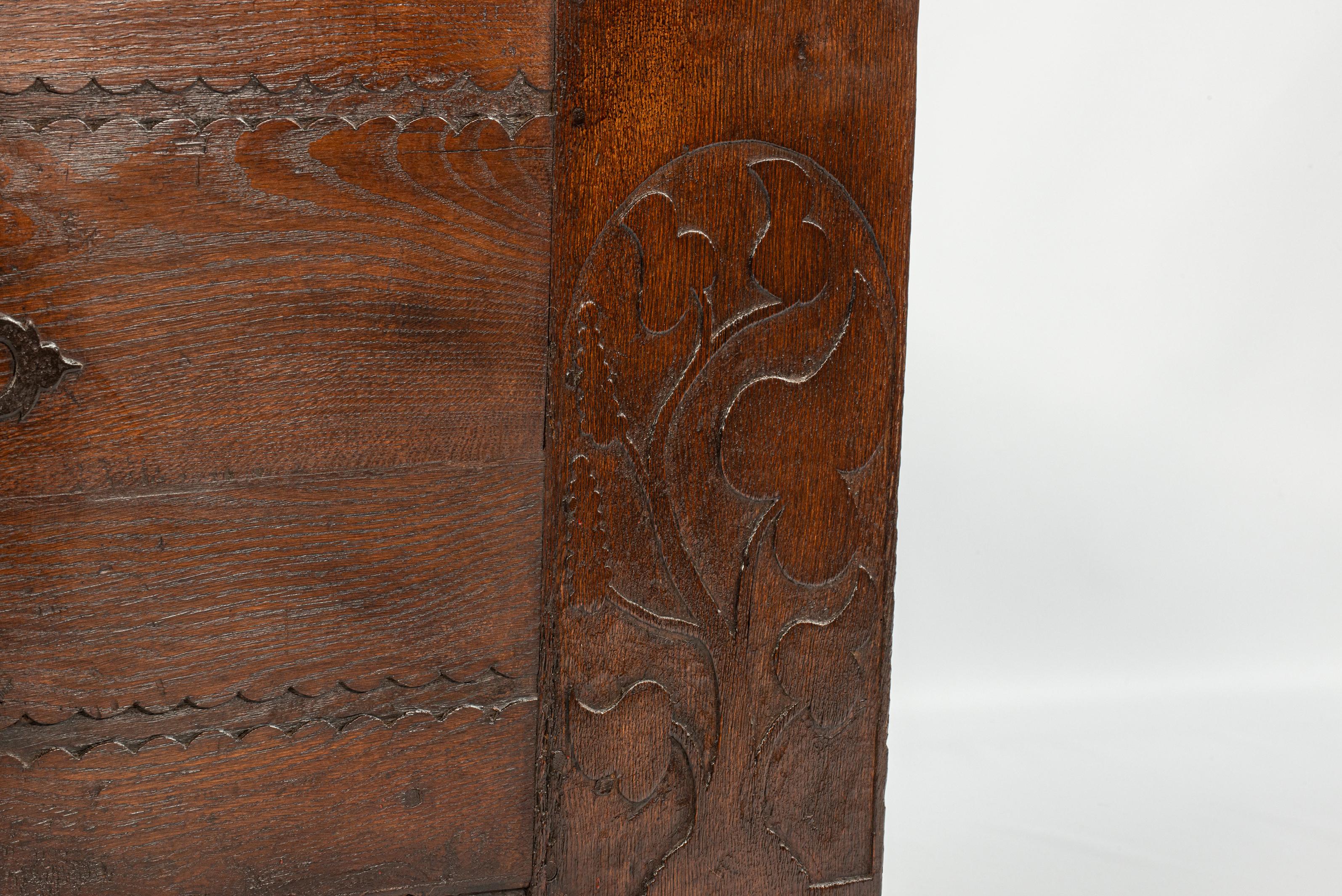 Antike frühe 17. Jahrhundert seltene deutsche oder österreichische Stollentruhe oder Koffer im Angebot 5