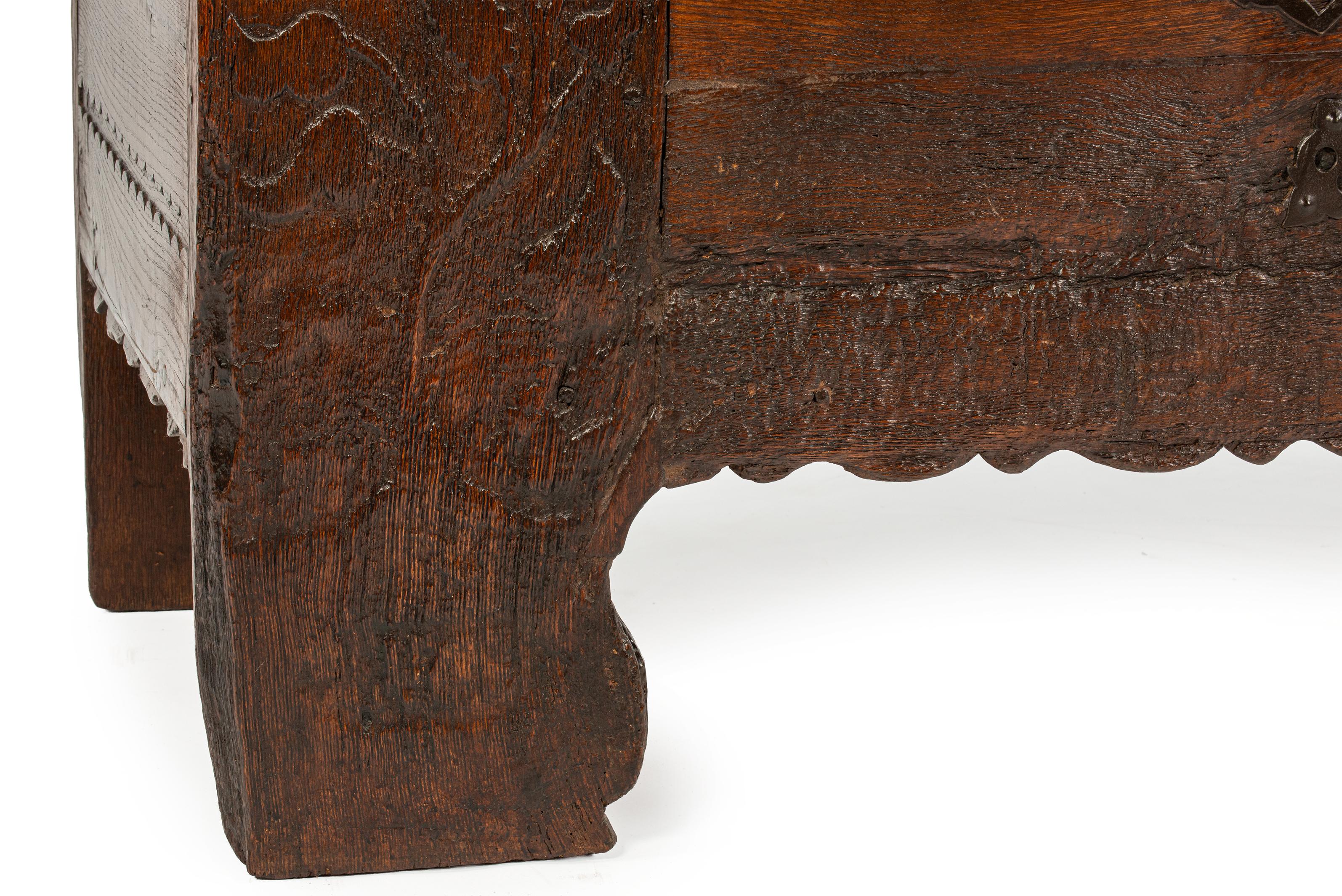 Antike frühe 17. Jahrhundert seltene deutsche oder österreichische Stollentruhe oder Koffer im Angebot 6