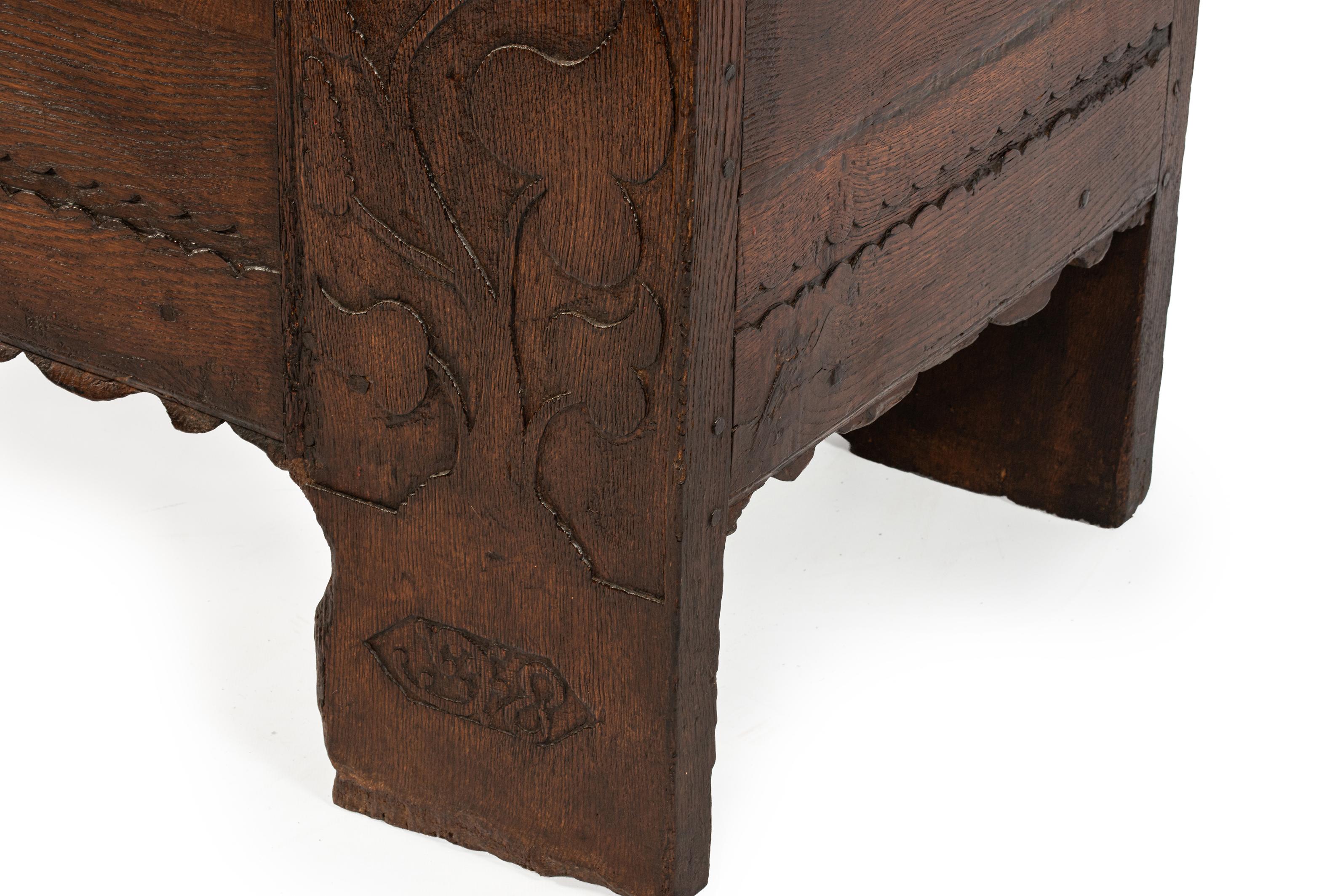 Antike frühe 17. Jahrhundert seltene deutsche oder österreichische Stollentruhe oder Koffer im Angebot 7