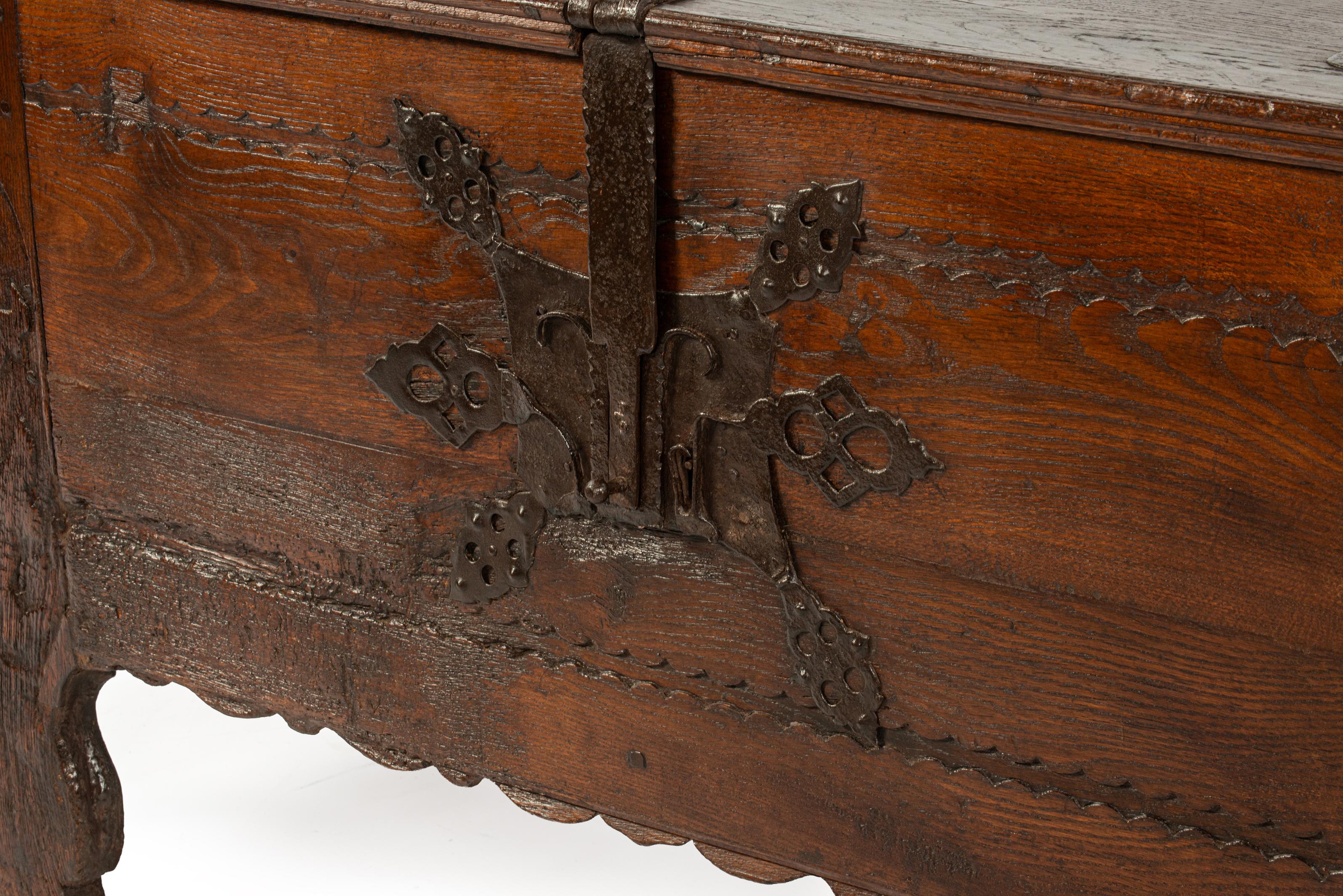Antike frühe 17. Jahrhundert seltene deutsche oder österreichische Stollentruhe oder Koffer im Angebot 8