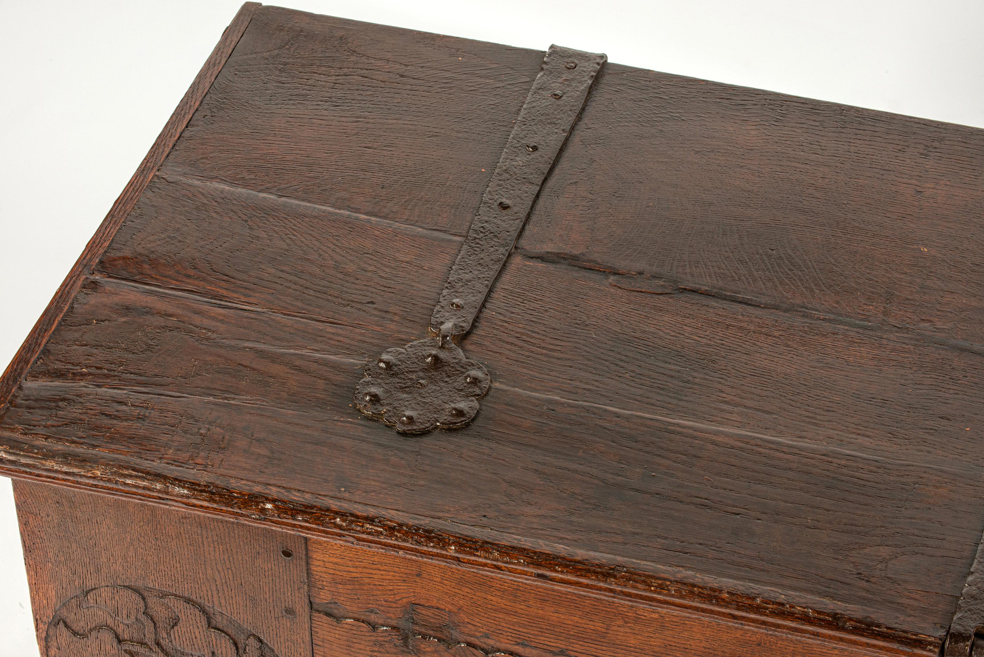 Antike frühe 17. Jahrhundert seltene deutsche oder österreichische Stollentruhe oder Koffer im Angebot 9