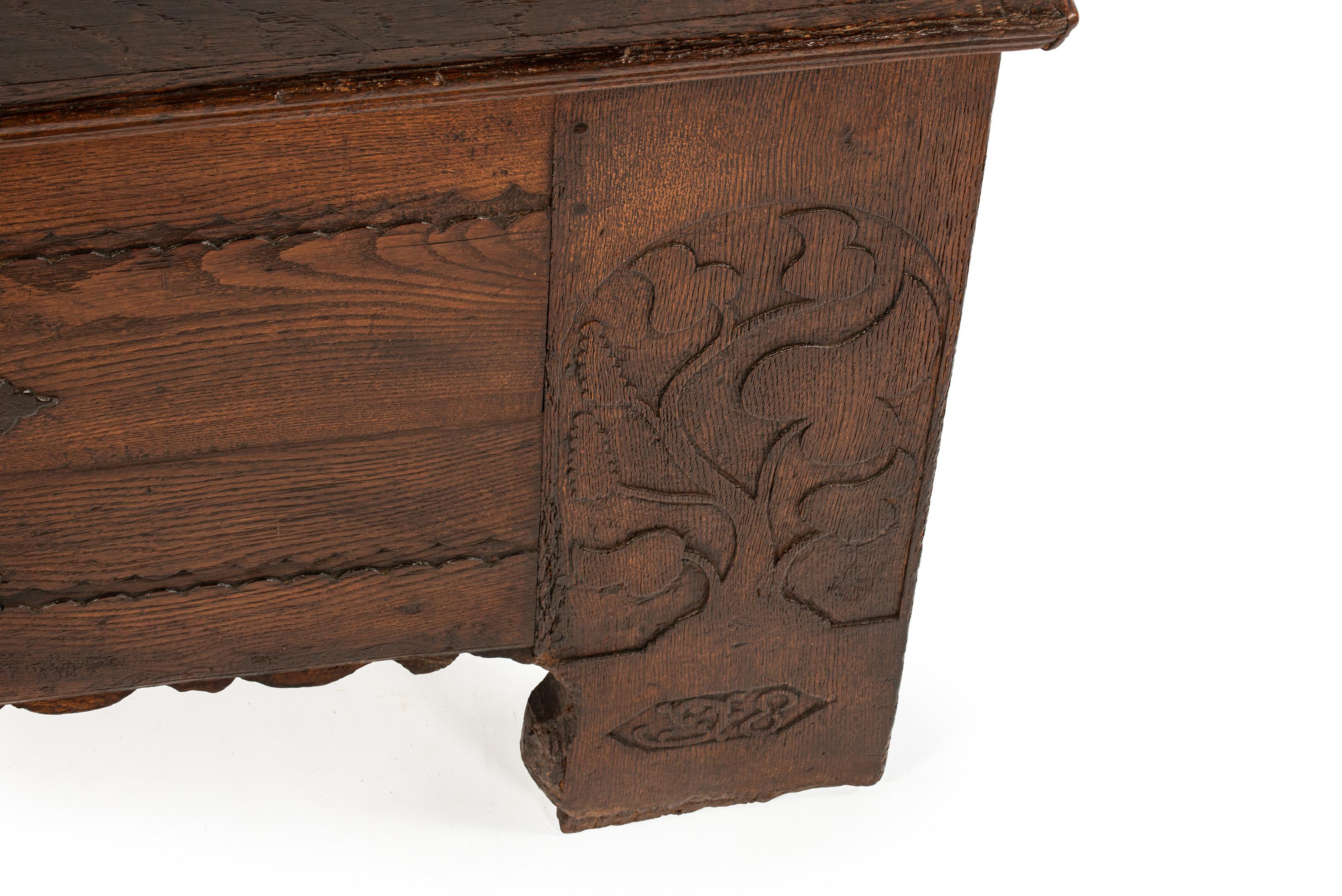 Antike frühe 17. Jahrhundert seltene deutsche oder österreichische Stollentruhe oder Koffer im Angebot 10