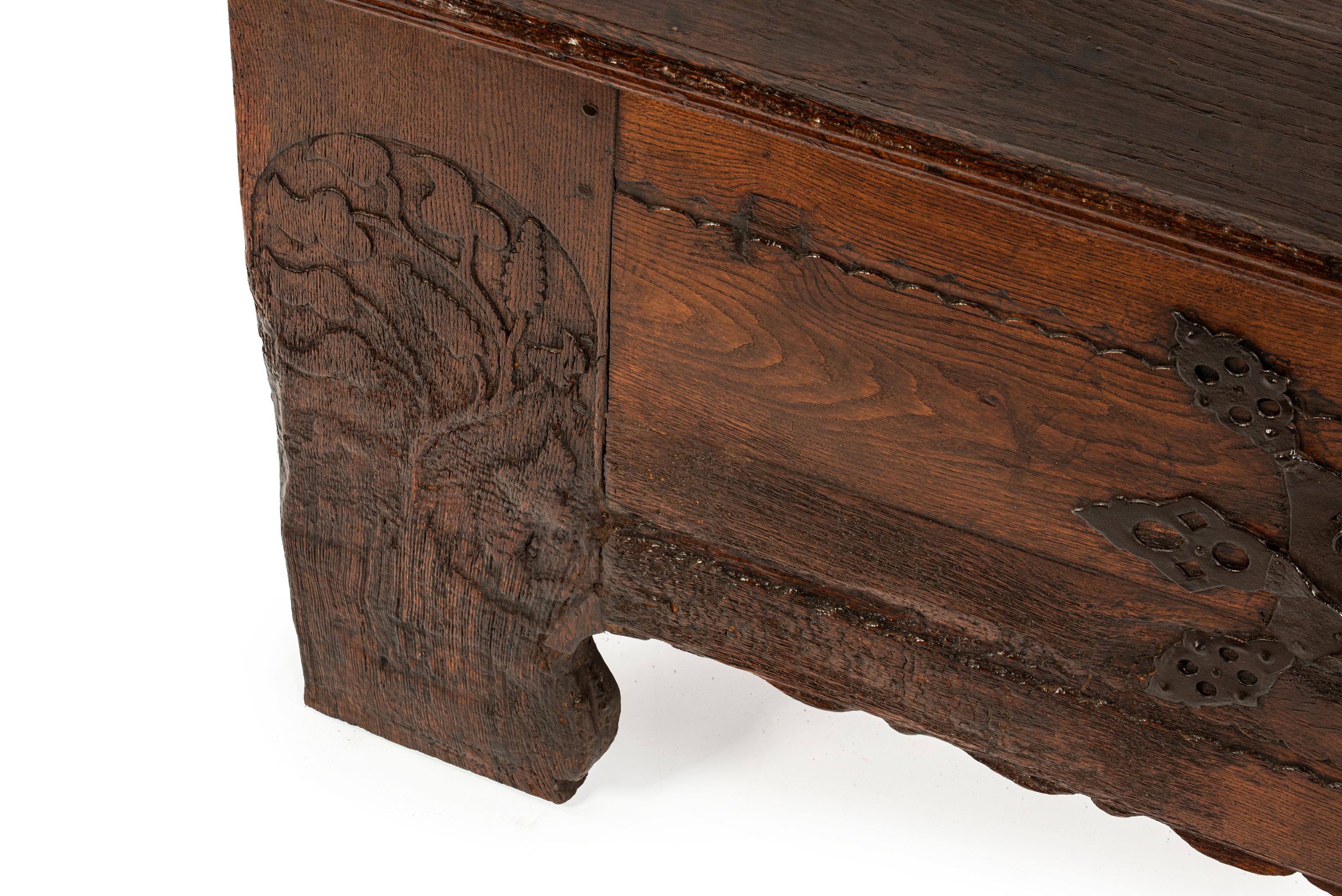 Antike frühe 17. Jahrhundert seltene deutsche oder österreichische Stollentruhe oder Koffer im Angebot 11