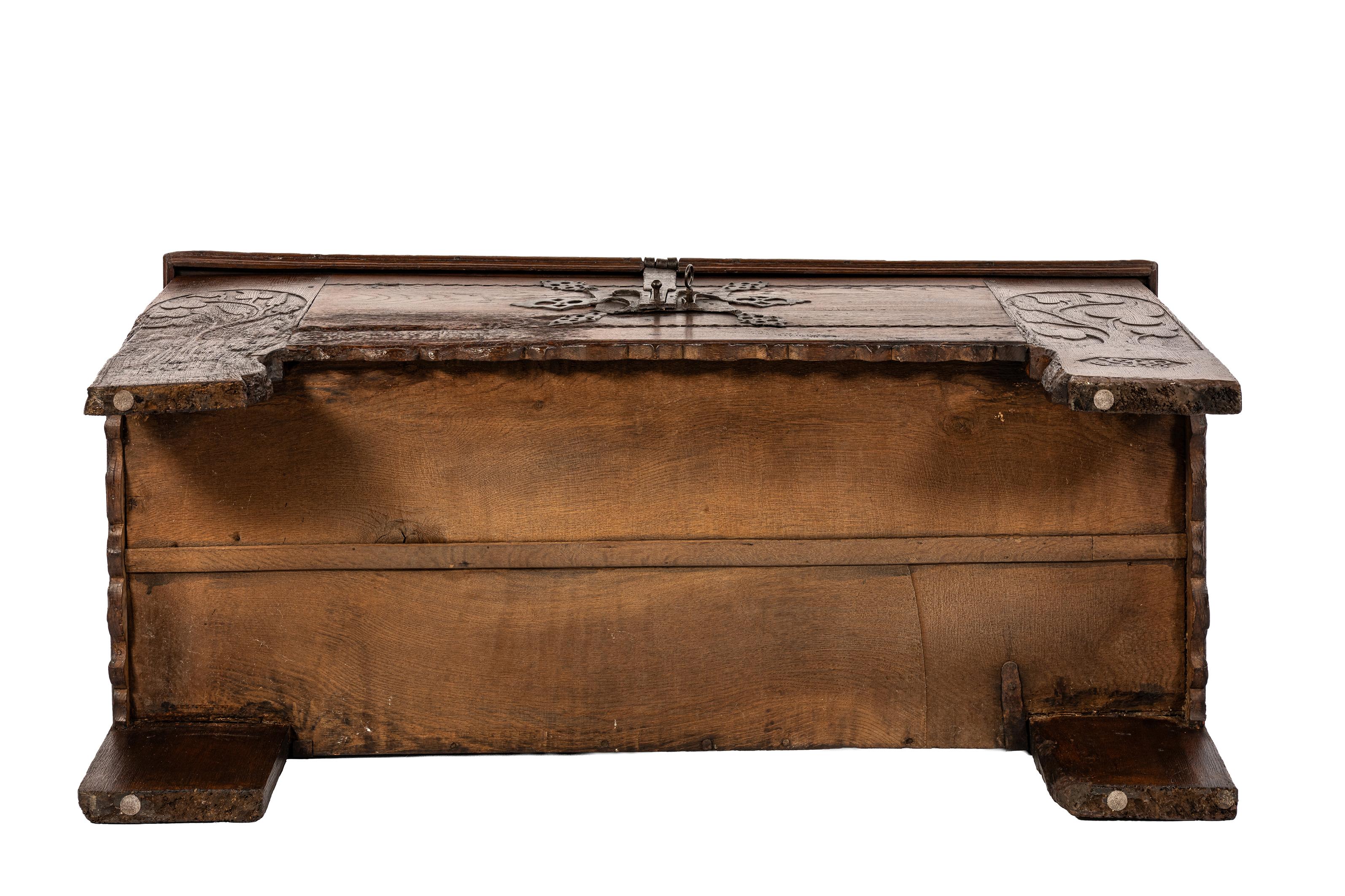 Es handelt sich um eine antike Stollentruhe aus massiver Eiche, die aus Süddeutschland, wahrscheinlich aus Bayern, Oberösterreich oder Tirol, stammt und auf das frühe 17. Jahrhundert (ca. 1600-1630) datiert wird. Es ist ein frühes und