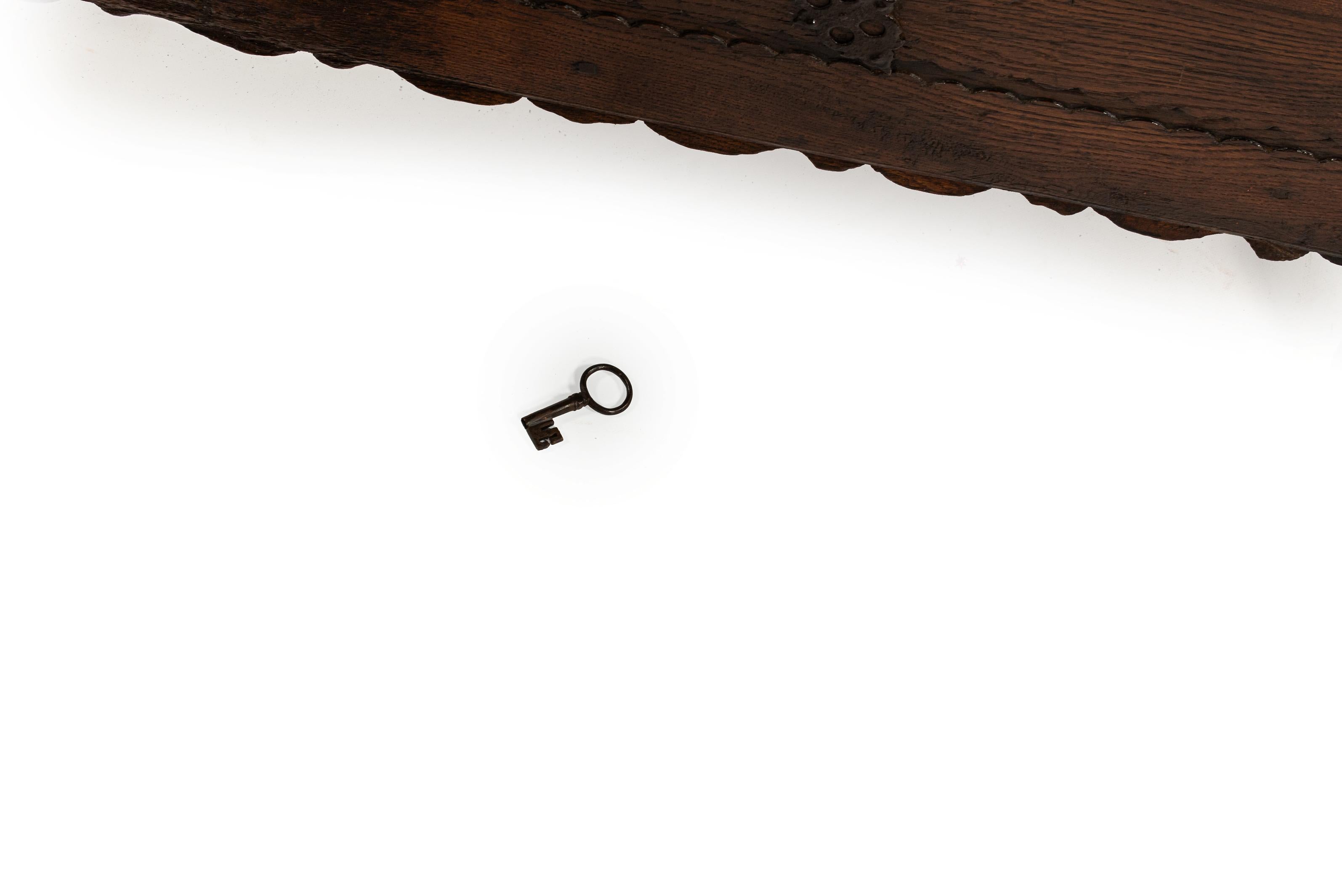 Antike frühe 17. Jahrhundert seltene deutsche oder österreichische Stollentruhe oder Koffer im Angebot 12