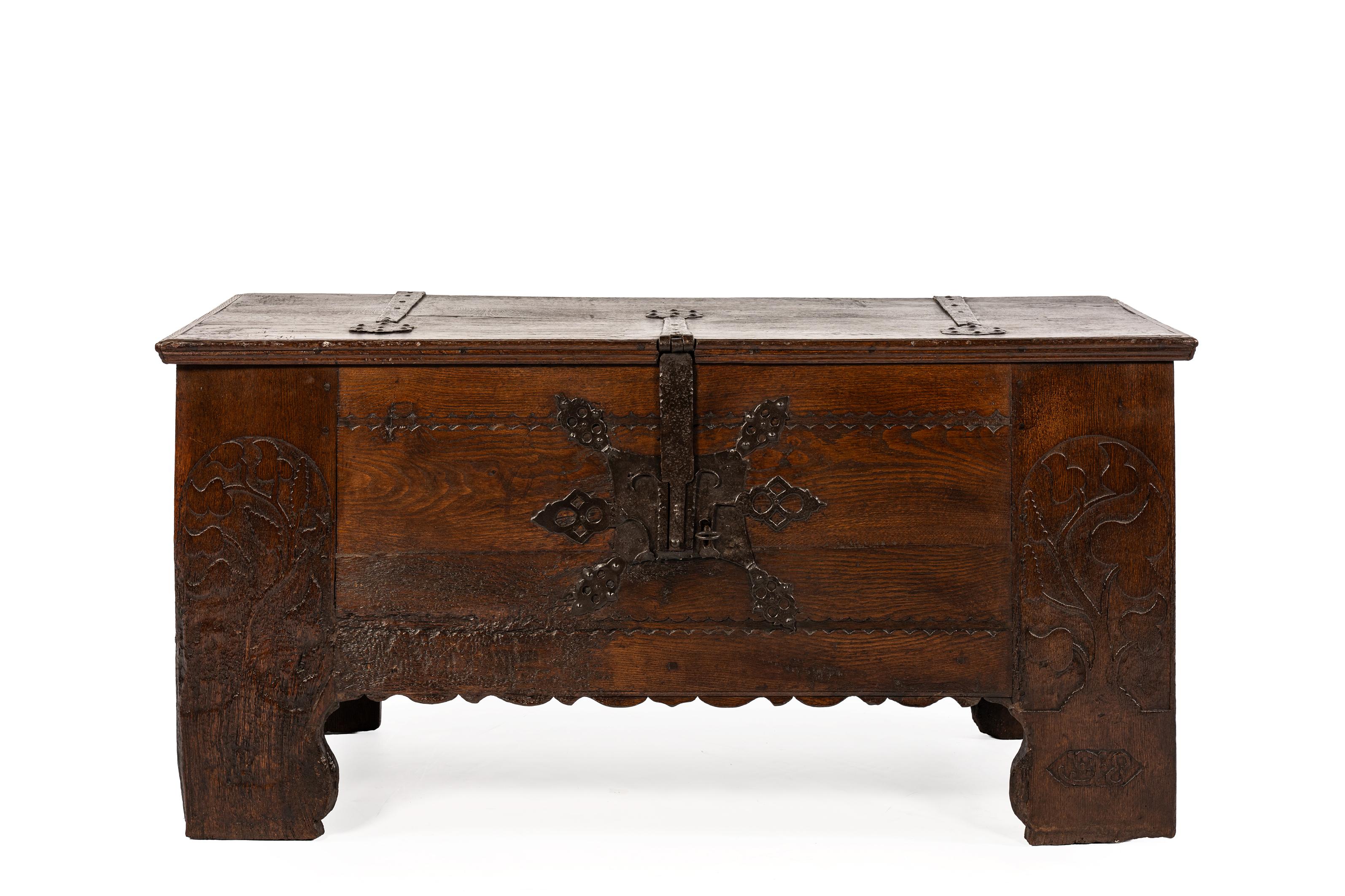Antike frühe 17. Jahrhundert seltene deutsche oder österreichische Stollentruhe oder Koffer (Gotisch) im Angebot