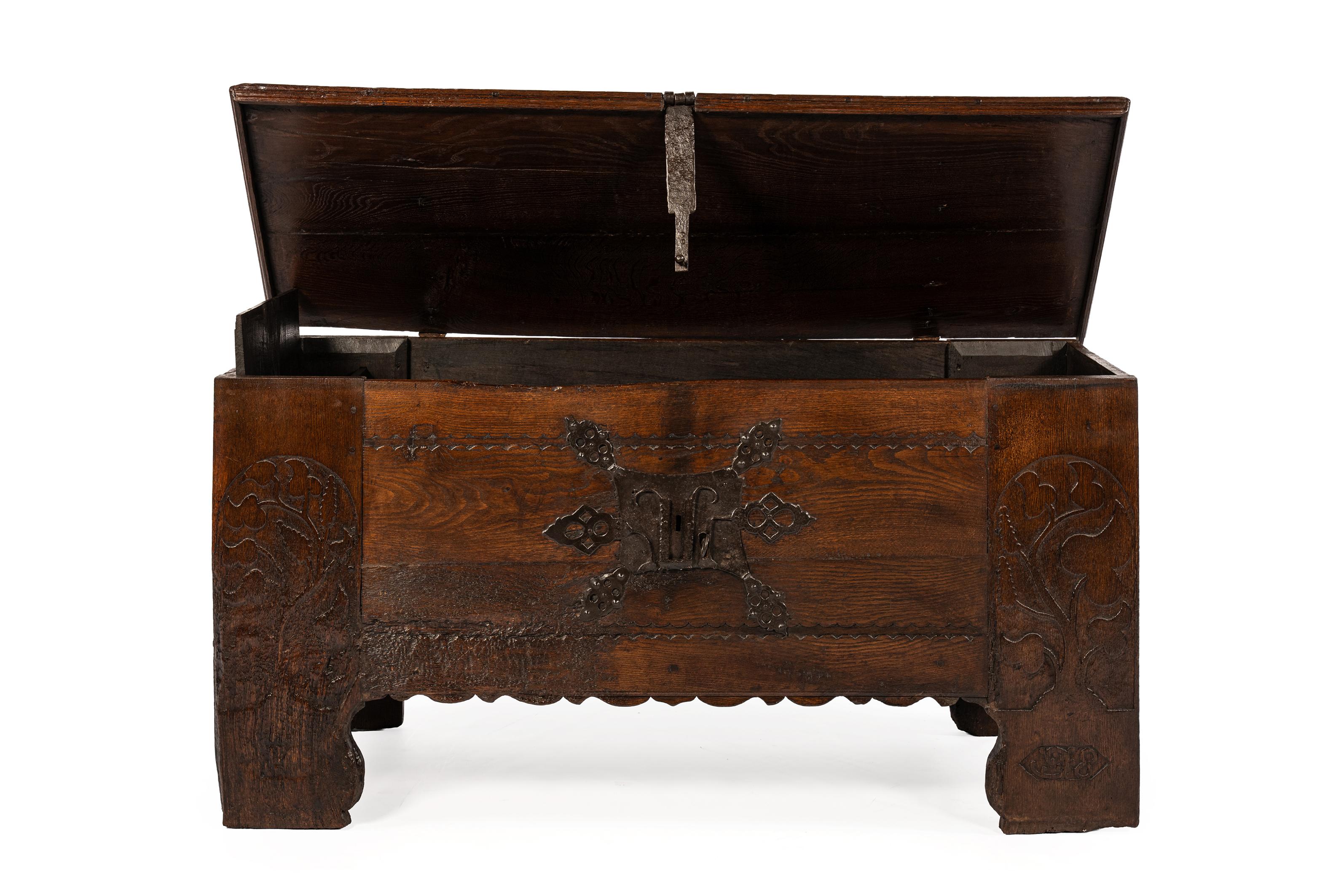 Antike frühe 17. Jahrhundert seltene deutsche oder österreichische Stollentruhe oder Koffer (Deutsch) im Angebot