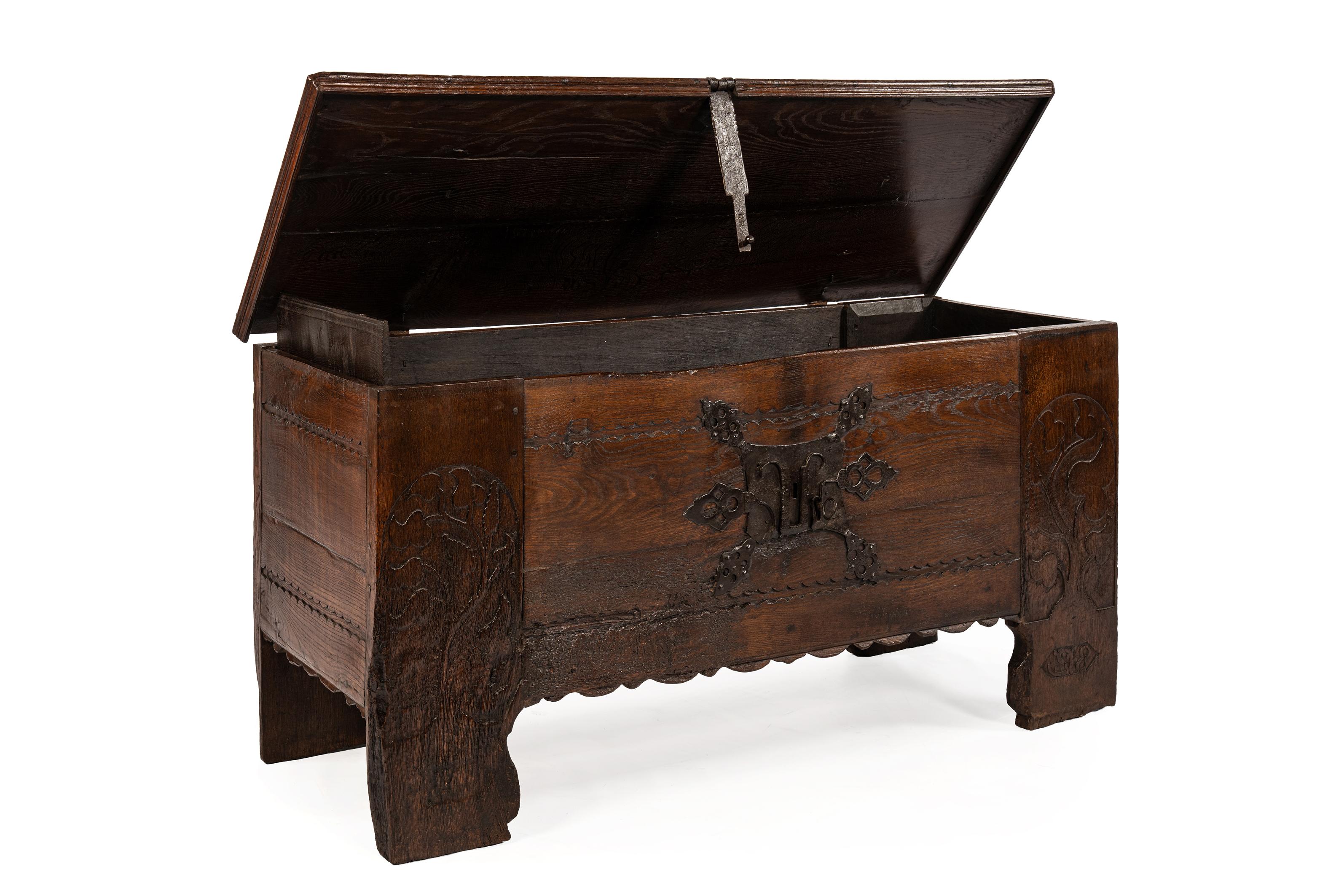 Antike frühe 17. Jahrhundert seltene deutsche oder österreichische Stollentruhe oder Koffer (Geschnitzt) im Angebot