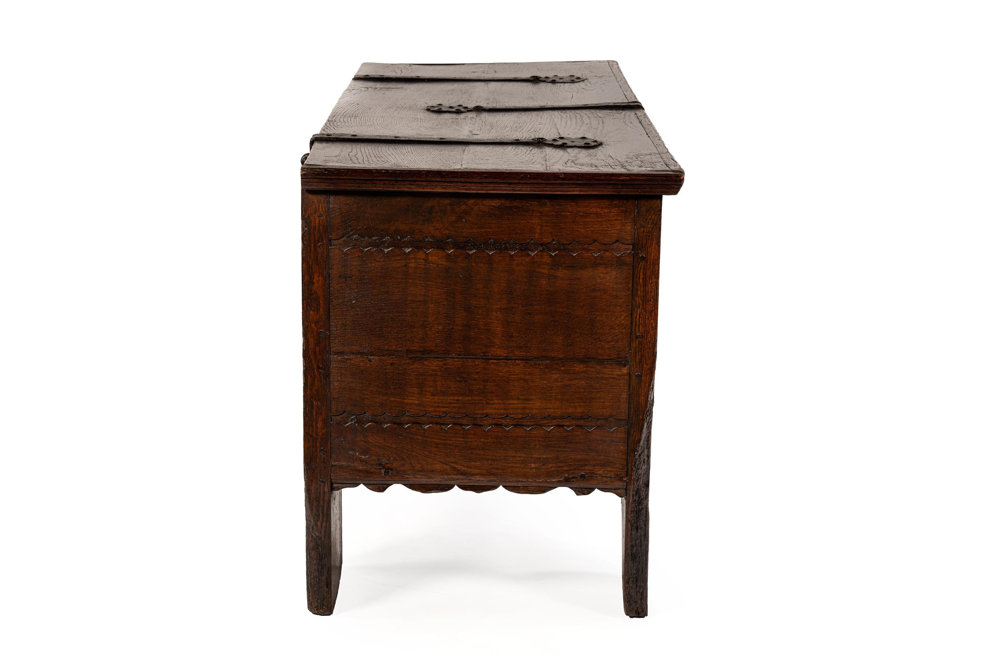 Antike frühe 17. Jahrhundert seltene deutsche oder österreichische Stollentruhe oder Koffer im Zustand „Gut“ im Angebot in Casteren, NL