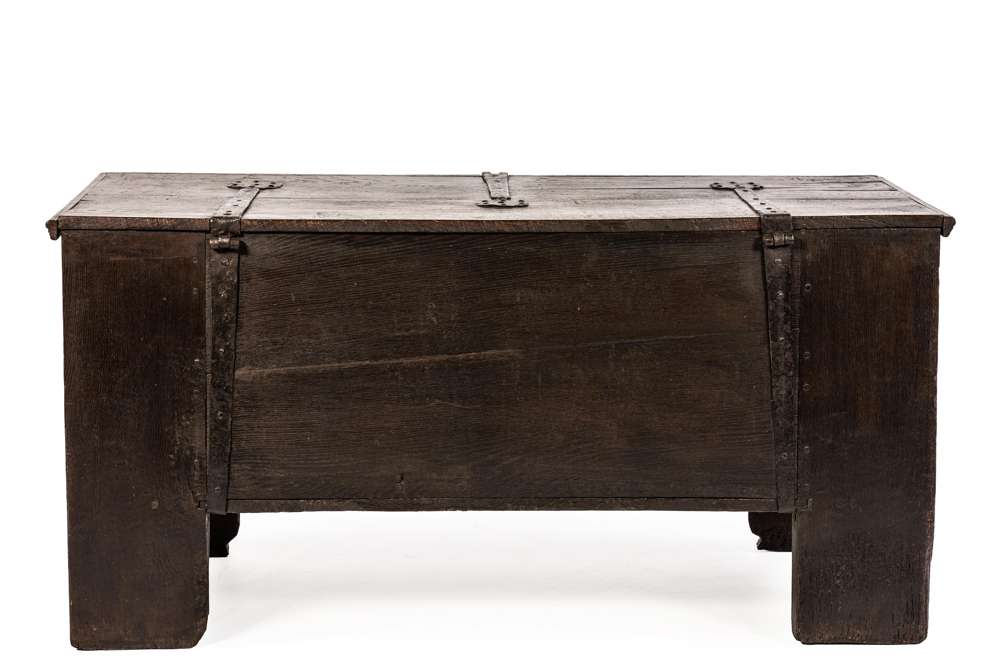Antike frühe 17. Jahrhundert seltene deutsche oder österreichische Stollentruhe oder Koffer (18. Jahrhundert und früher) im Angebot