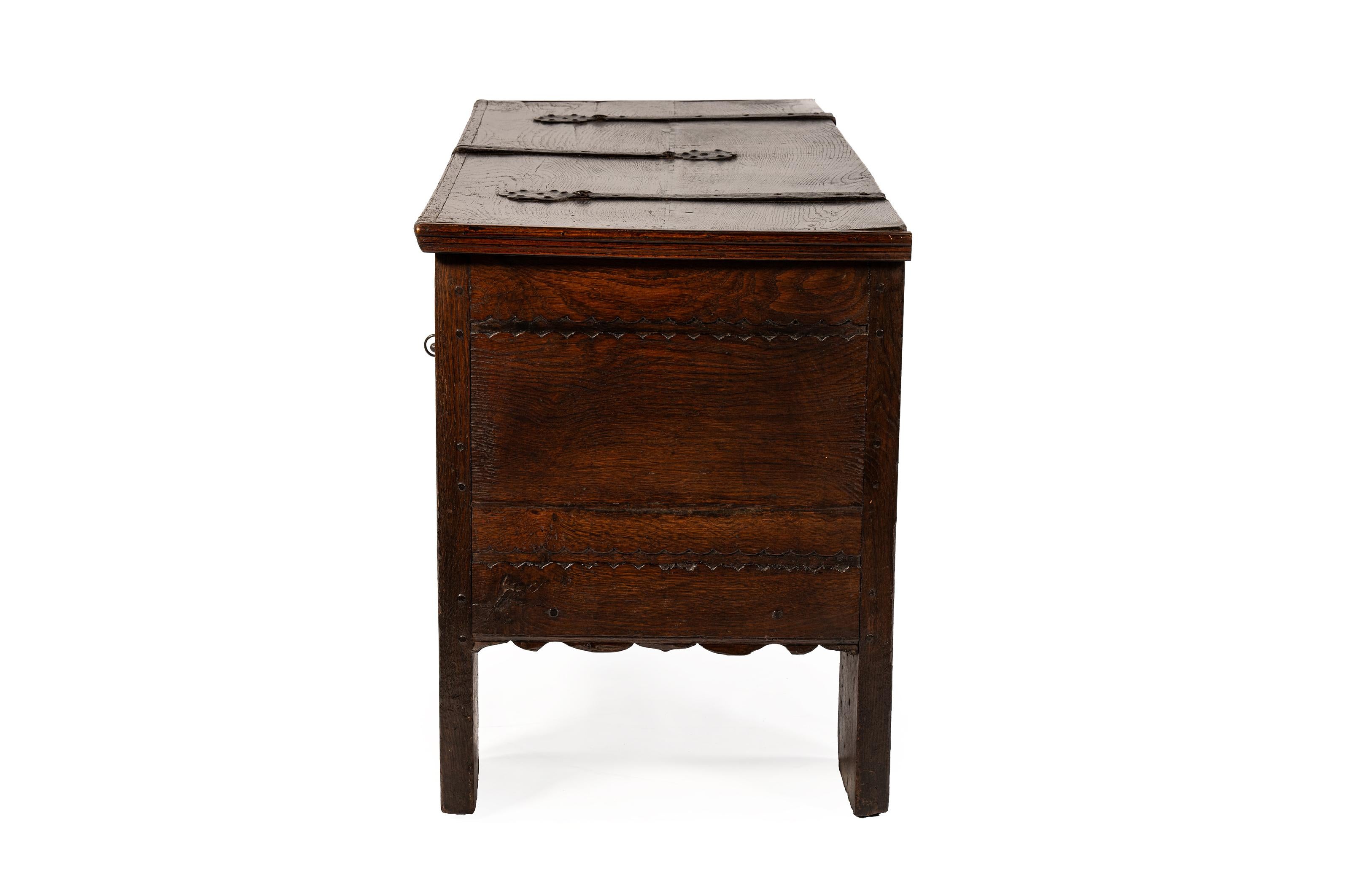 Antike frühe 17. Jahrhundert seltene deutsche oder österreichische Stollentruhe oder Koffer (Stahl) im Angebot