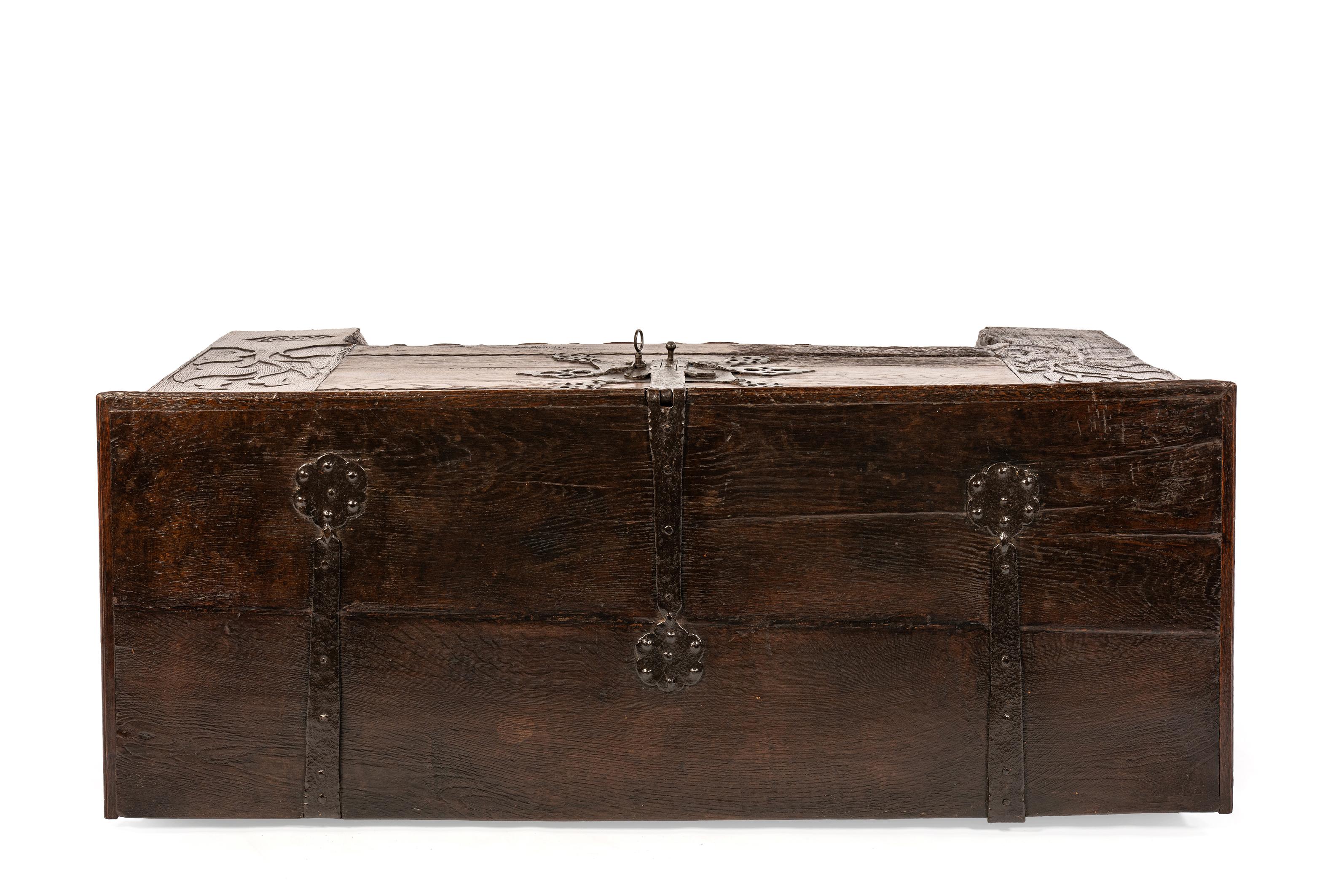 Antike frühe 17. Jahrhundert seltene deutsche oder österreichische Stollentruhe oder Koffer im Angebot 1