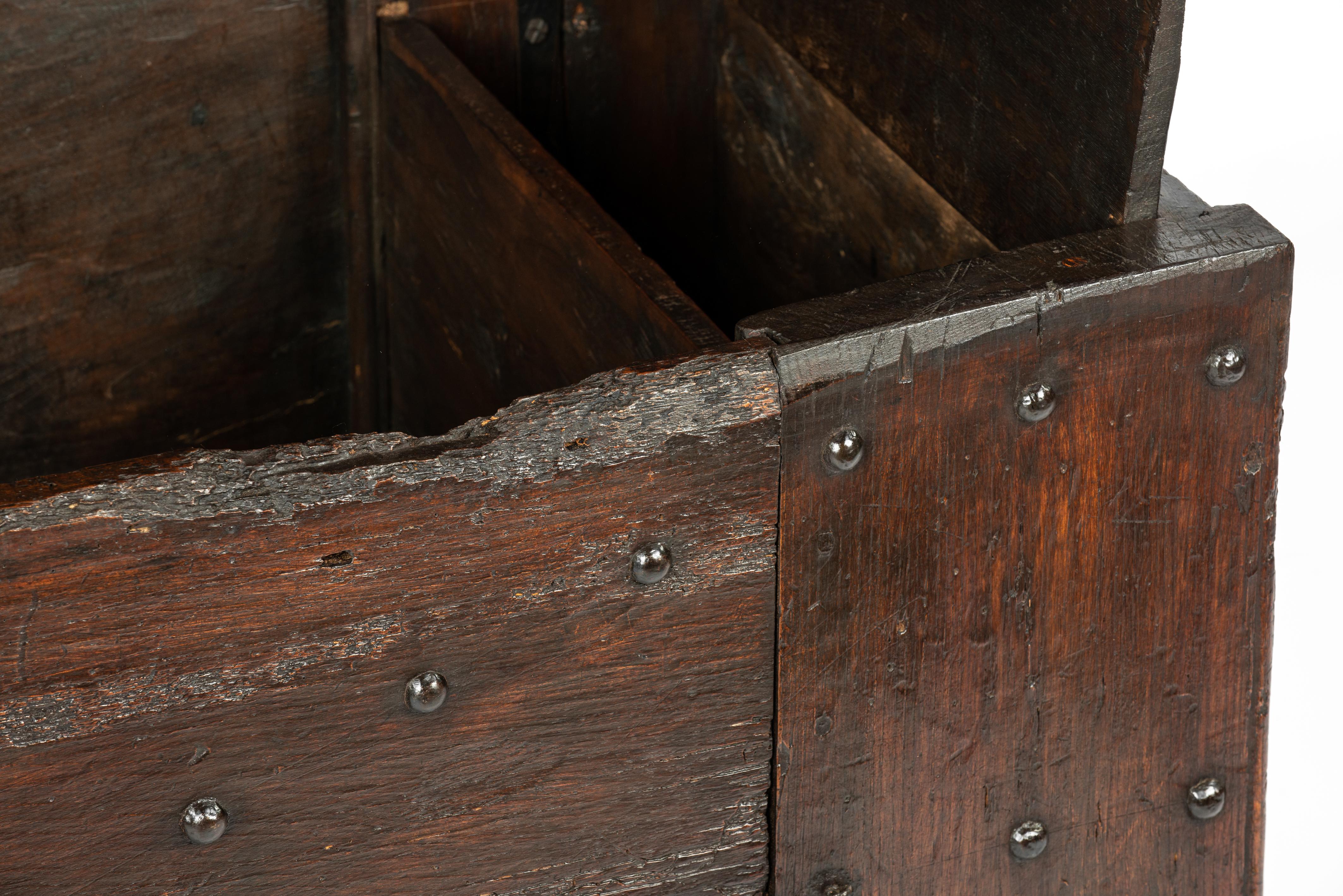 Kommode oder Stollenruhe aus Kastanienholz, 16. Jahrhundert im Angebot 8