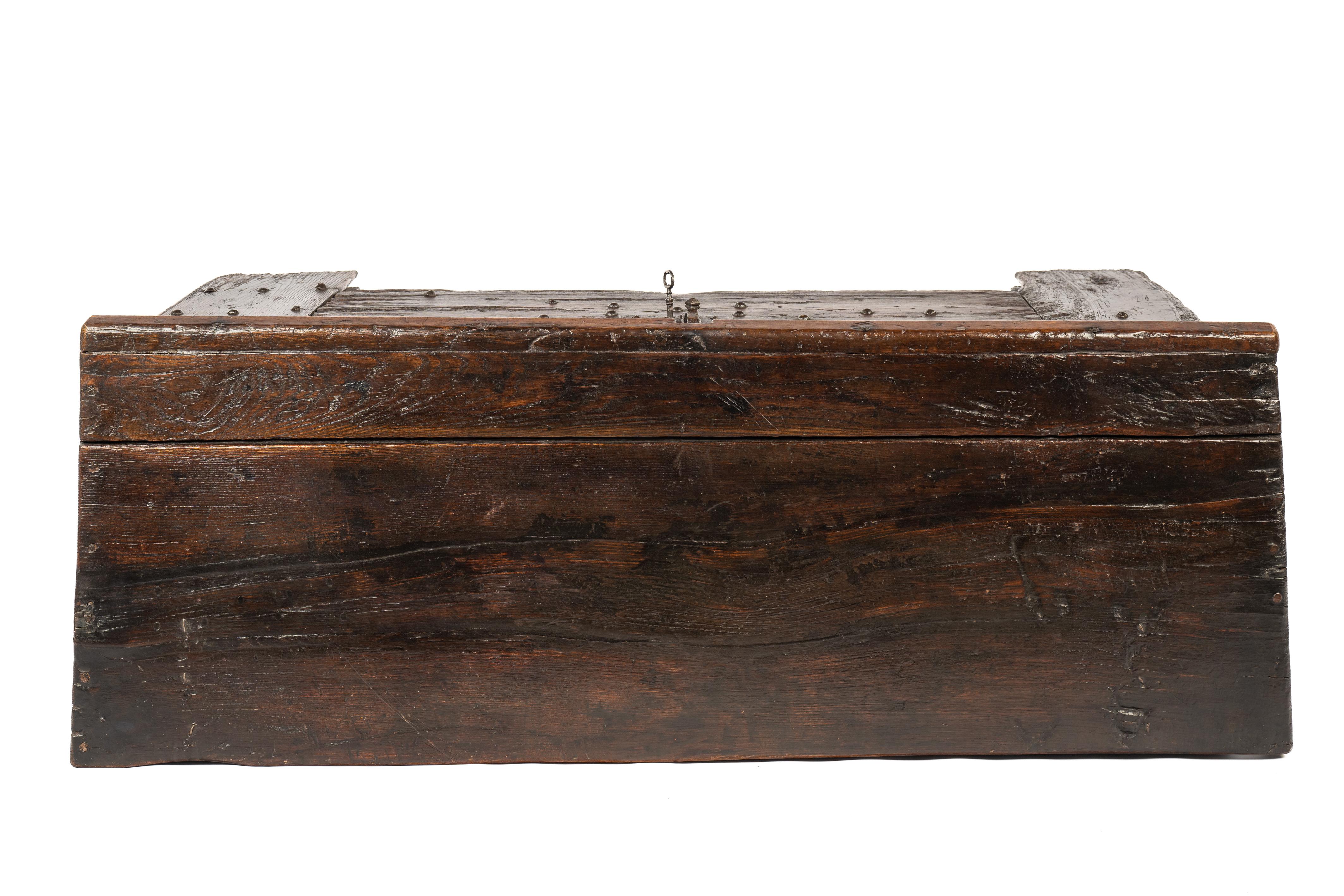 Antique Early 17th Century Spanish Dark Brown Chestnut Wood Trunk or Chest  In Good Condition For Sale In Casteren, NL