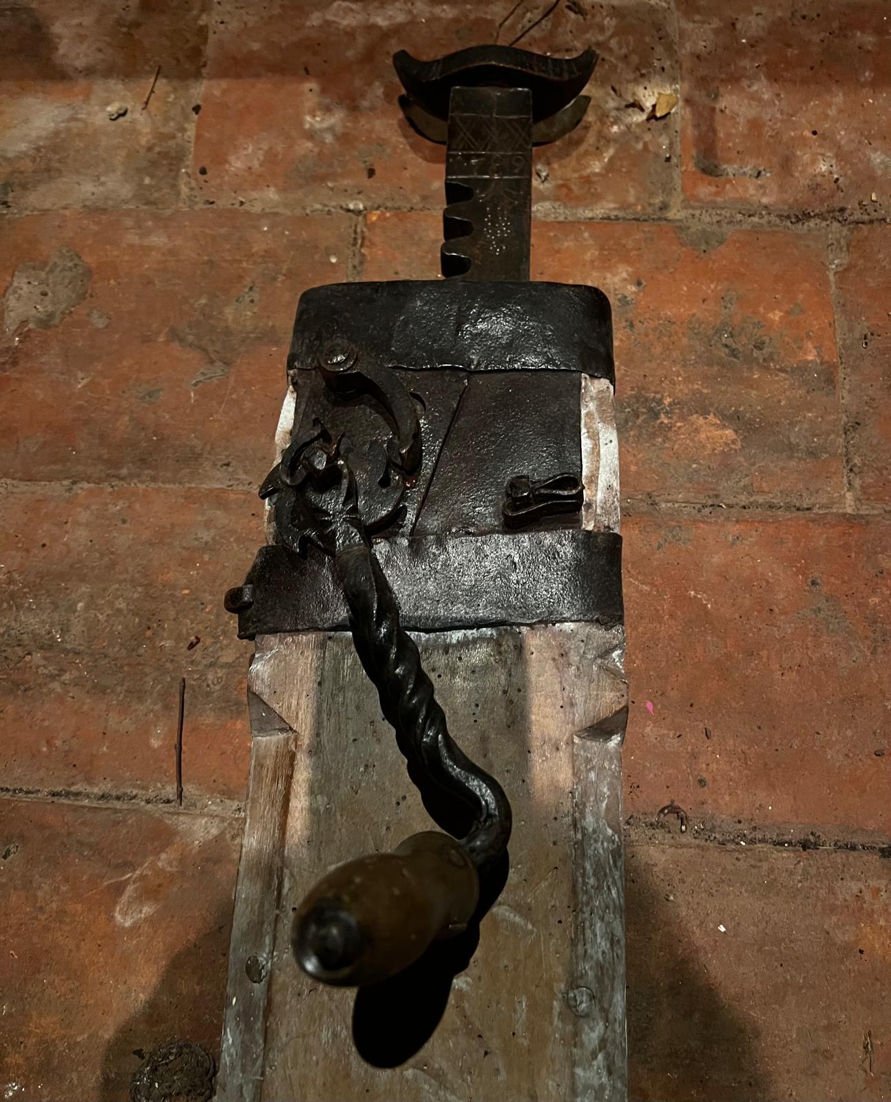 Ancienne roue de chariot autrichienne du début du 18e siècle en fer forgé et Oak Oak en vente 1