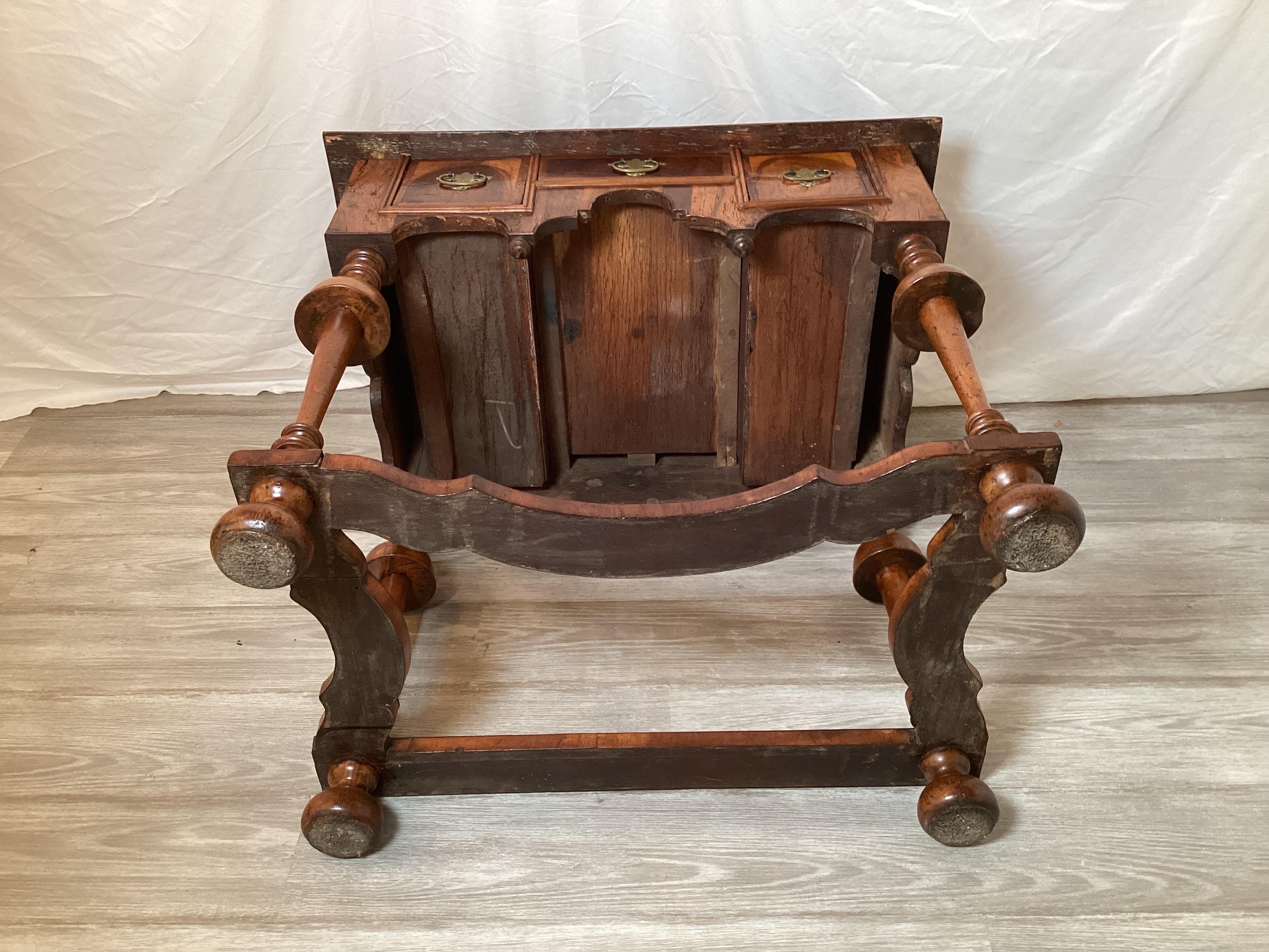 Antique Early 18th Century Burled Walnut William and Mary Lowboy For Sale 10
