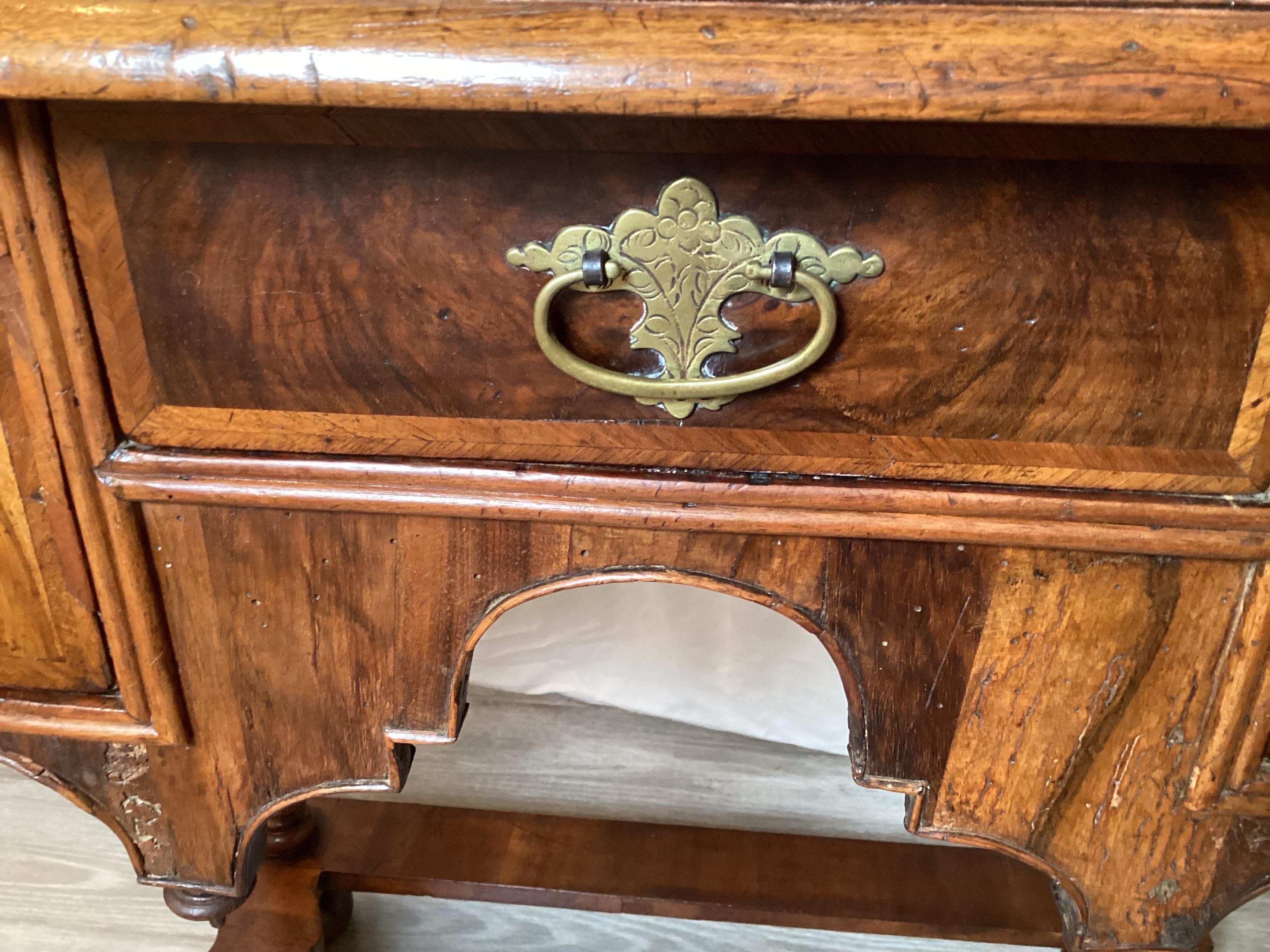 Antique Early 18th Century Burled Walnut William and Mary Lowboy In Good Condition For Sale In Lambertville, NJ