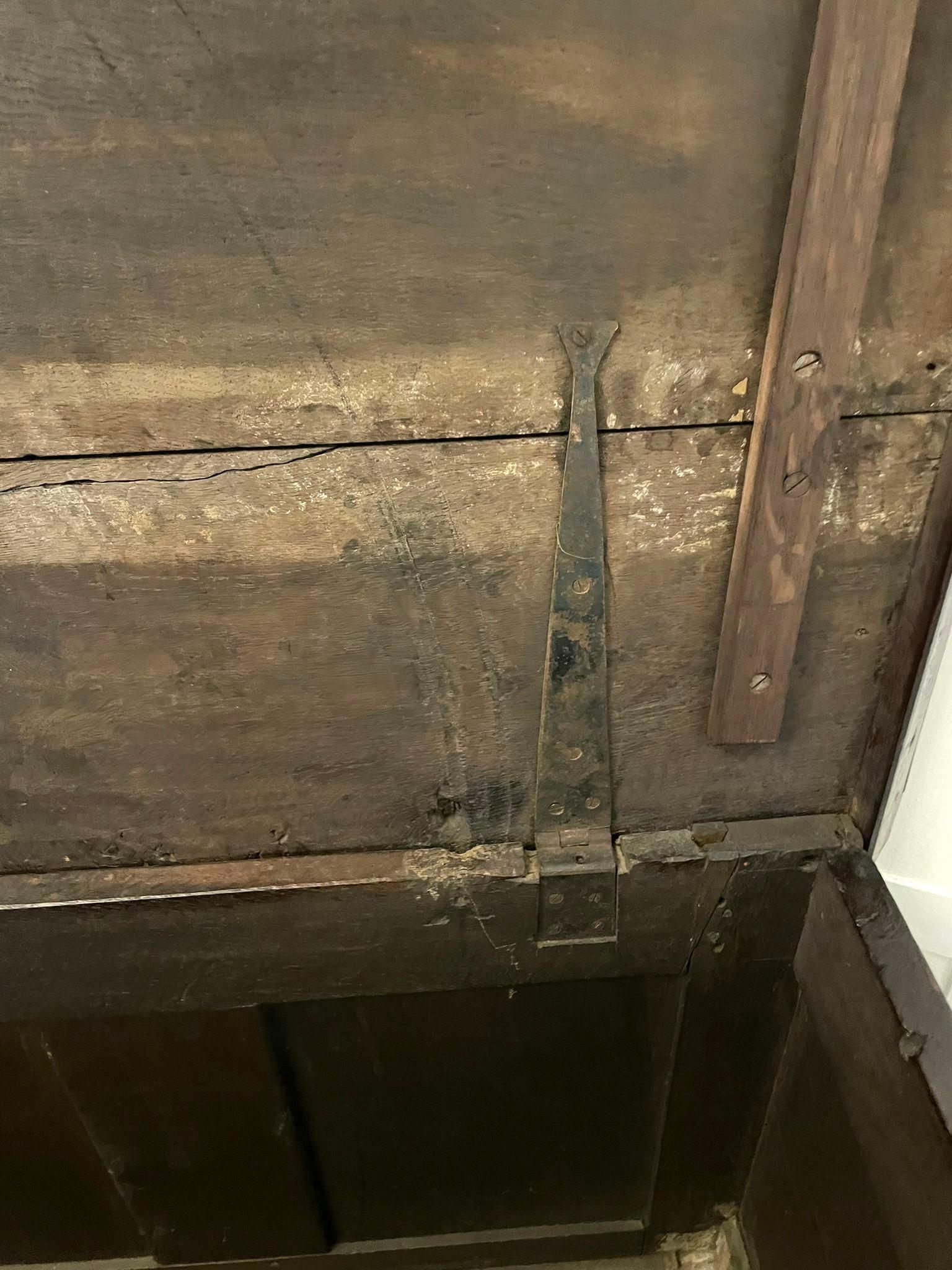 Antiguo cofre de roble tallado de principios del siglo XVIII, con paneles y friso finamente tallados, laterales con paneles y patas de ménsula. 

Un ejemplo fantástico en su estado original y con una maravillosa pátina relacionada con la