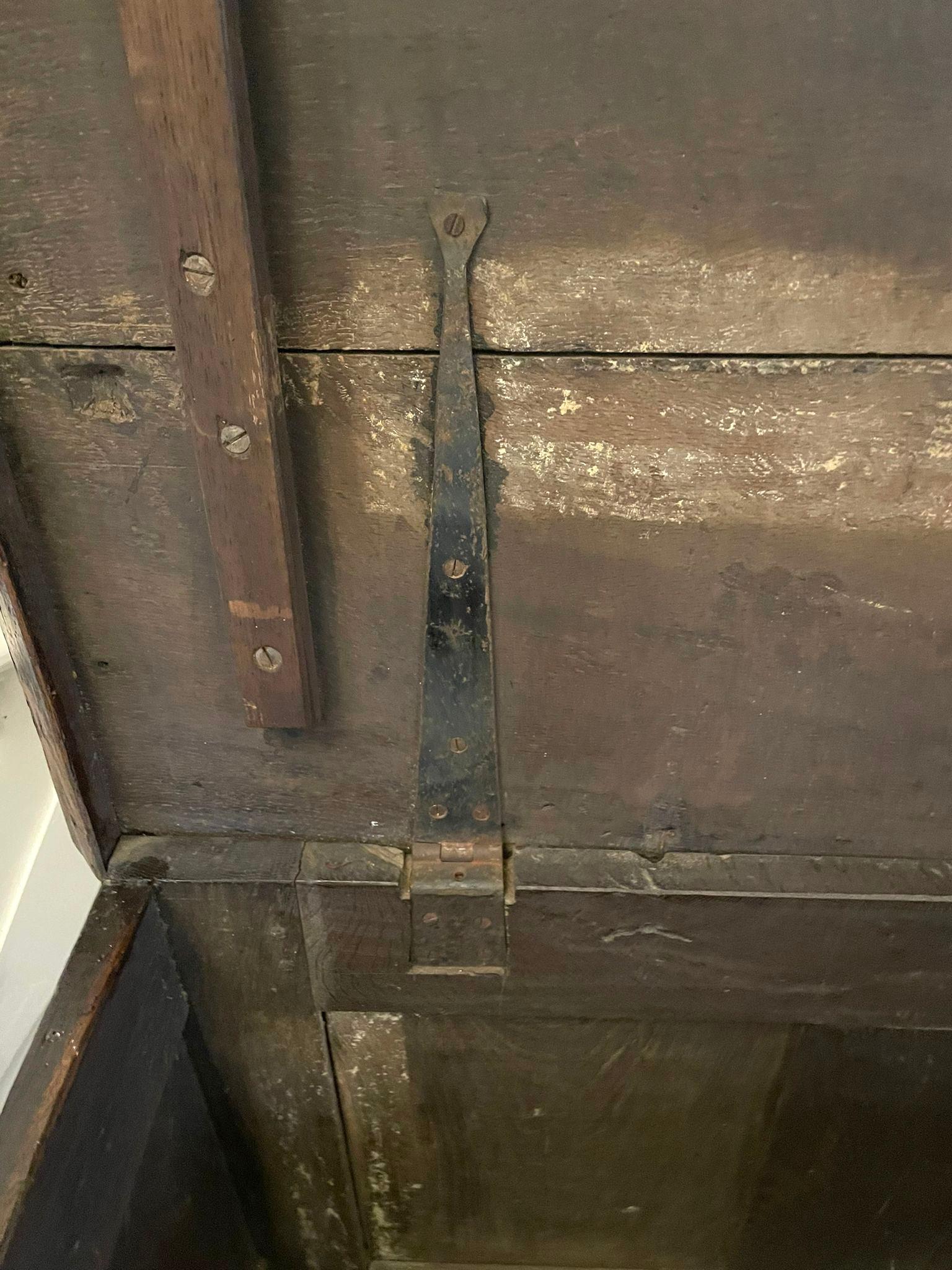 Cofre antiguo de roble tallado de principios del siglo XVIII Inglés en venta