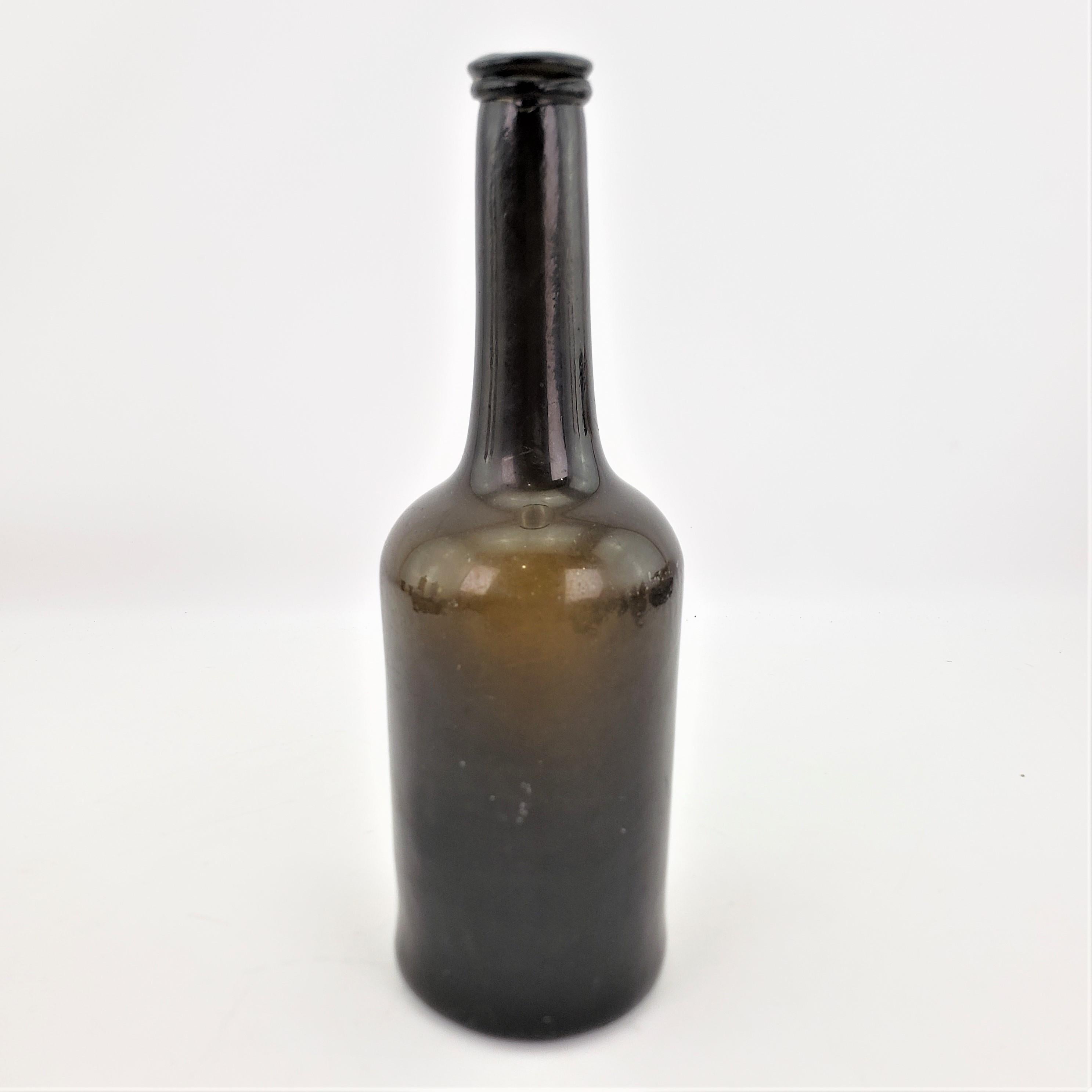 Antike tiefgrüne englische Weinflasche aus Mallet-Glas aus dem frühen 18. Jahrhundert (Georgian) im Angebot