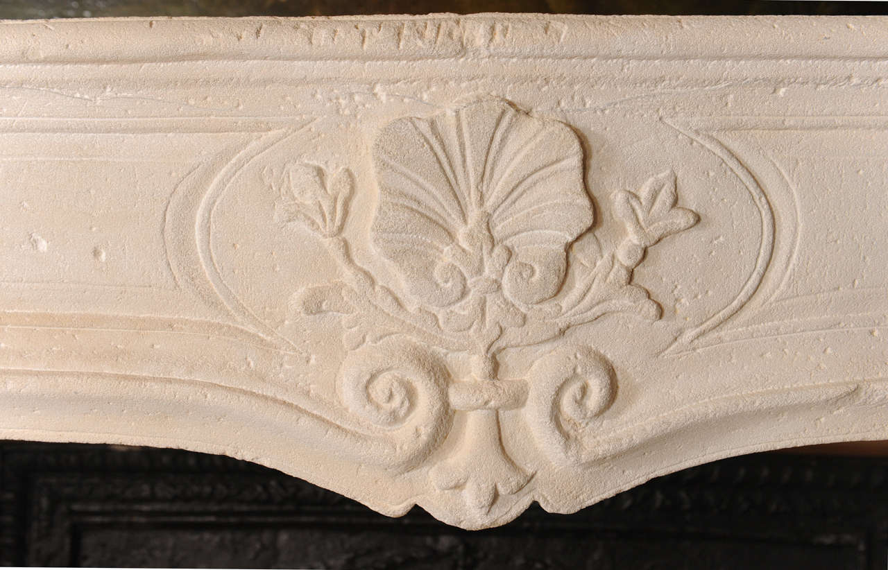 Antique Early 18th Century French Baroque Limestone Fireplace / Mantel Piece In Good Condition For Sale In Baambrugge, NL