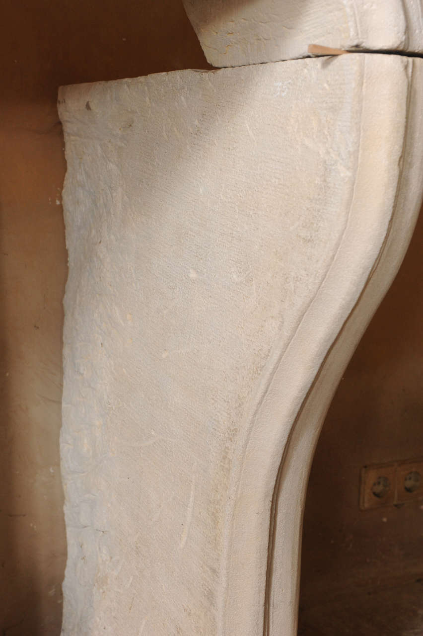 Antiker französischer Barockkamin aus Kalkstein aus dem frühen 18. Jahrhundert / Kaminsims (18. Jahrhundert und früher) im Angebot