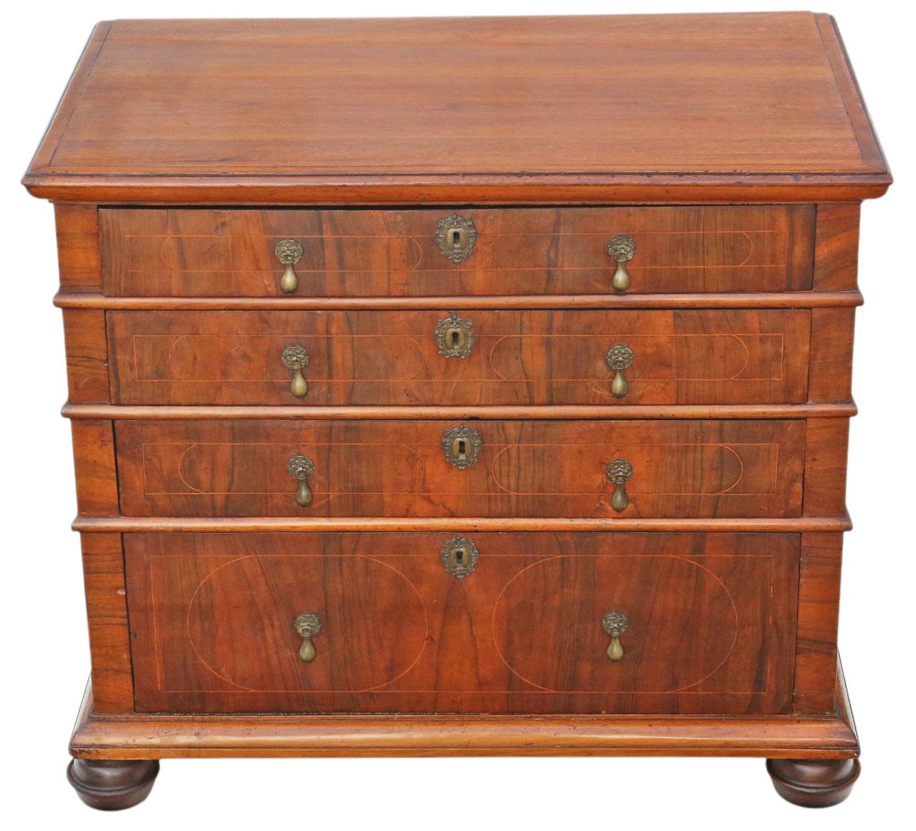 Antico cassettone in noce intarsiato dell'inizio del XVIII secolo georgiano - Qualità pregiata, c.1720

Un'elegante cassettiera georgiana degli inizi del XVIII secolo, splendidamente impiallacciata in noce figurato con intarsi dalle linee semplici.