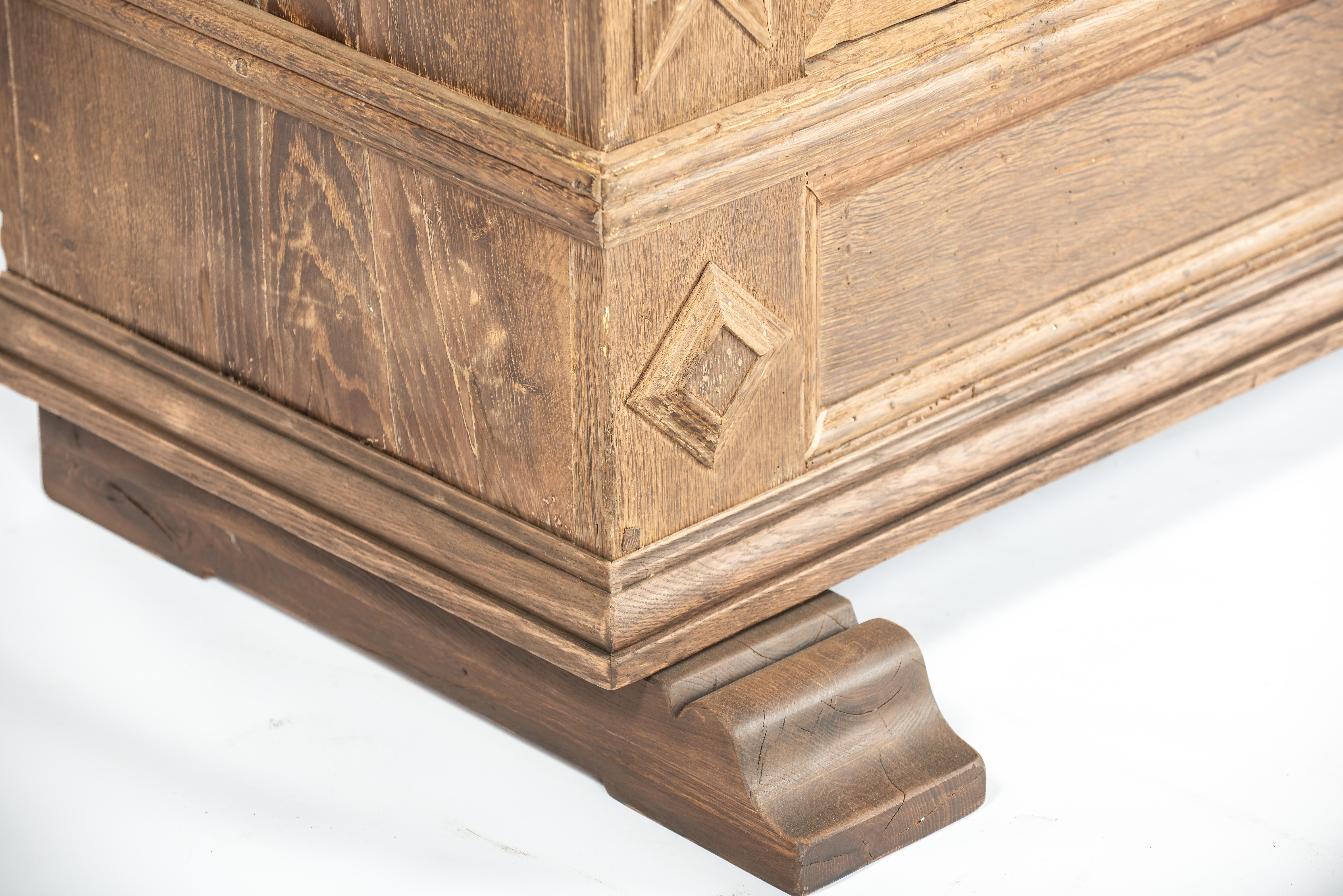 Antique early 18th Century German Baroque Stripped Oak Two-Door Wardrobe Cabinet For Sale 8