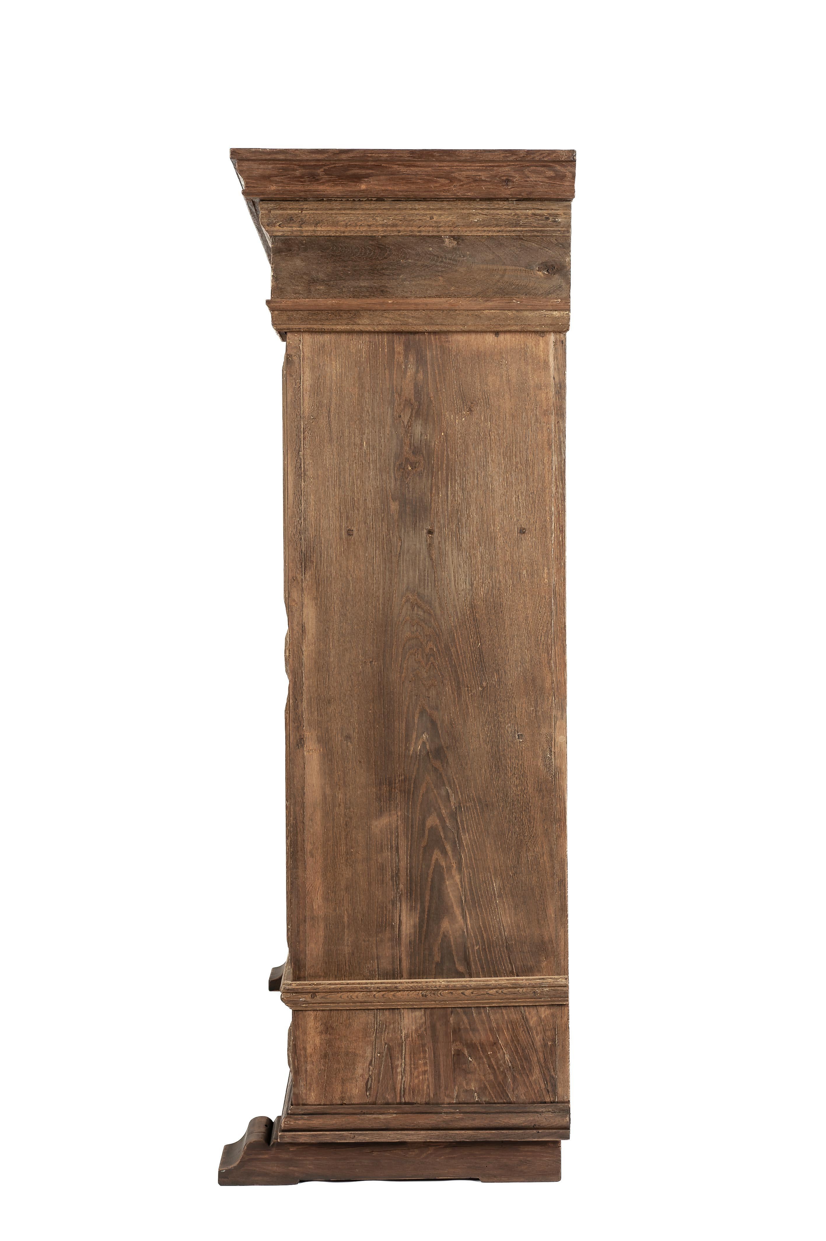 Antique early 18th Century German Baroque Stripped Oak Two-Door Wardrobe Cabinet In Good Condition For Sale In Casteren, NL