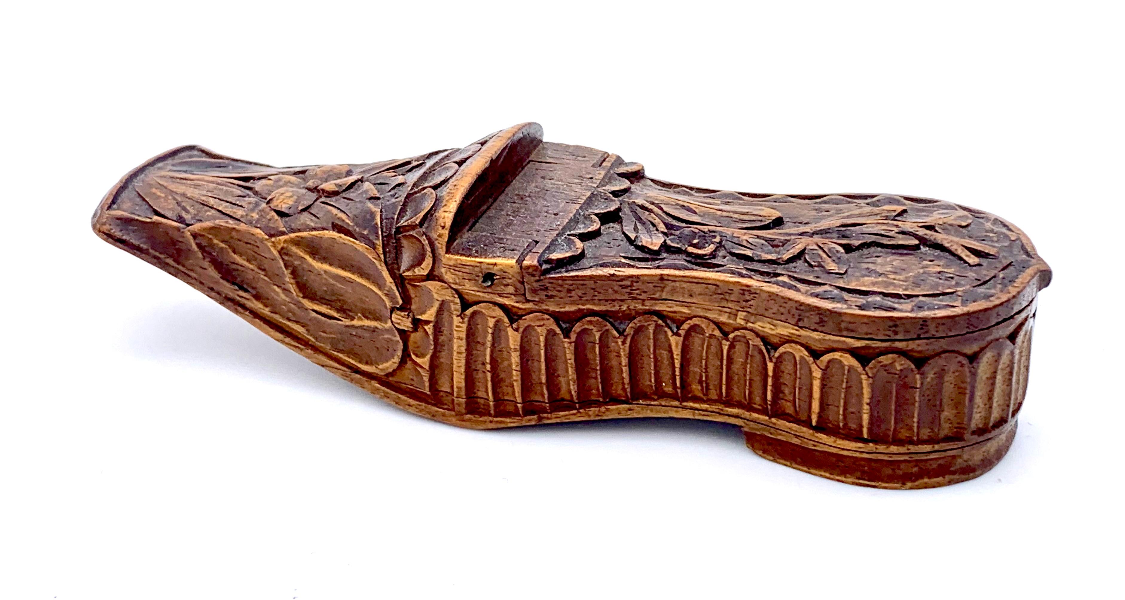 Antique Mid- 18th Century Gentlemens Miniature Shoe Snuff Box Coniferous Wood   In Good Condition For Sale In Munich, Bavaria