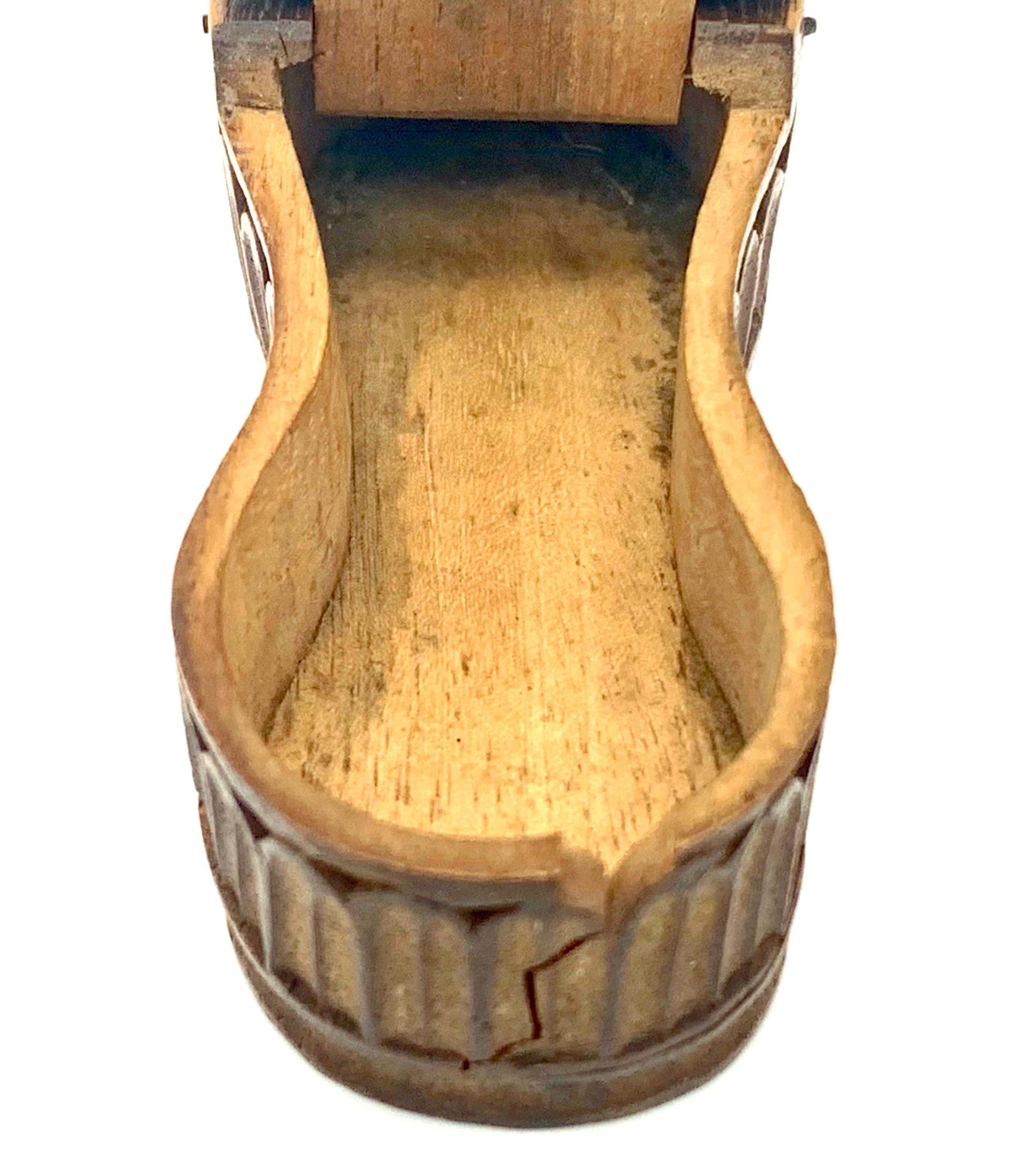 Antiquité Mid Century Antiques Miniature Shoe Snuff Box Coniferous Wood   en vente 1