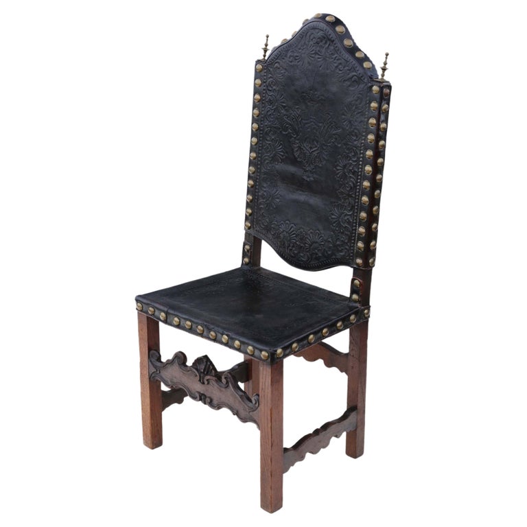 Antiker portugiesischer Stuhl aus Eiche und Leder aus dem frühen 18.  Jahrhundert im Angebot bei 1stDibs