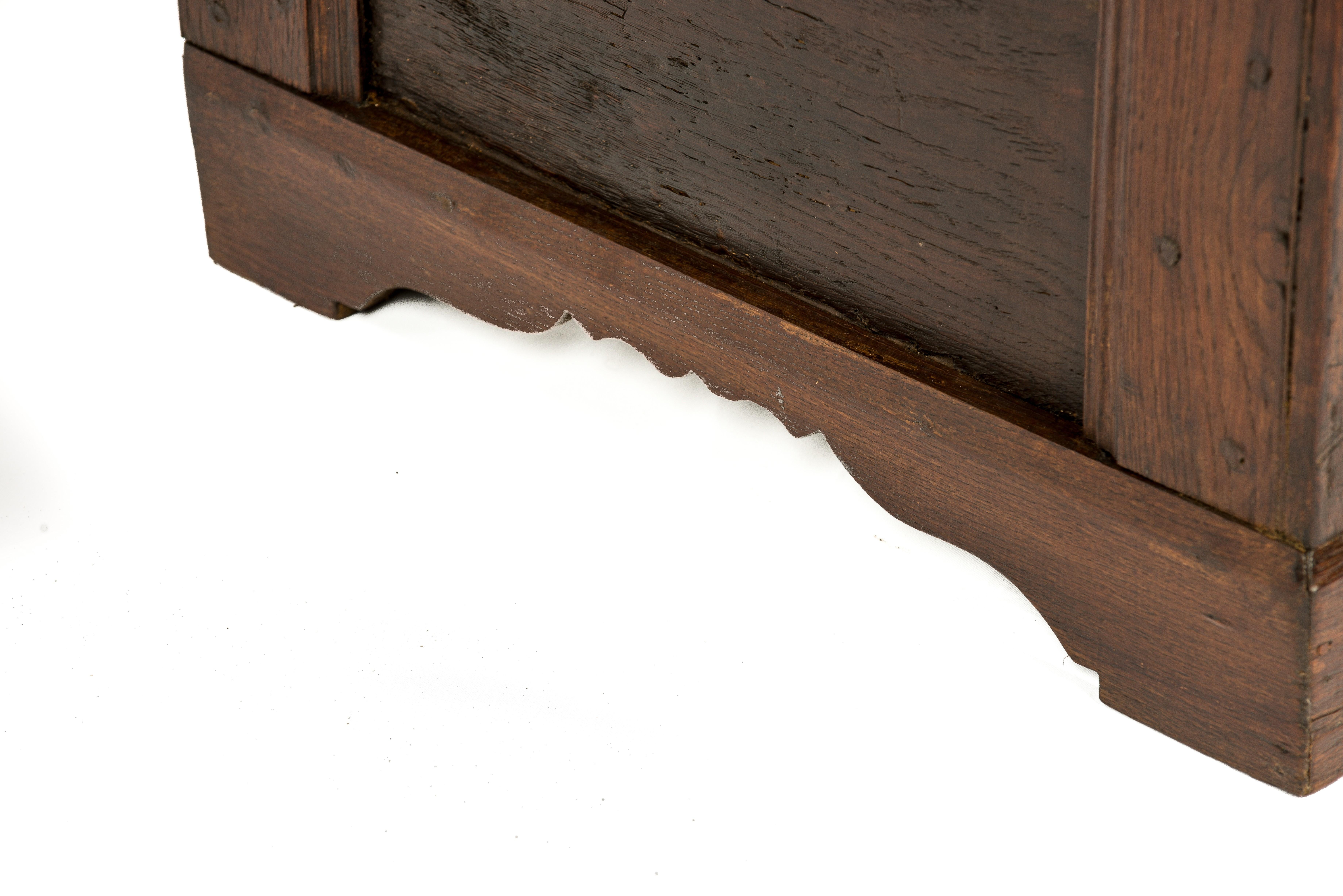 Antike warm-braune getäfelte und geschnitzte Eichenholztruhe oder Koffer aus dem frühen 18. Jahrhundert im Angebot 4