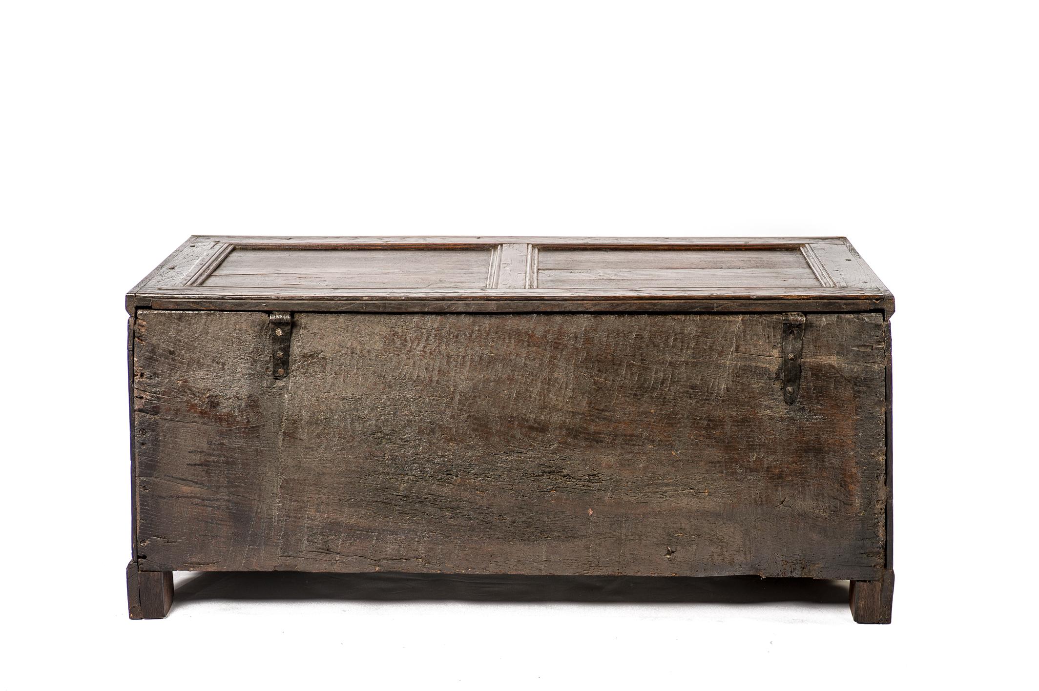 Antike warm-braune getäfelte und geschnitzte Eichenholztruhe oder Koffer aus dem frühen 18. Jahrhundert im Angebot 5