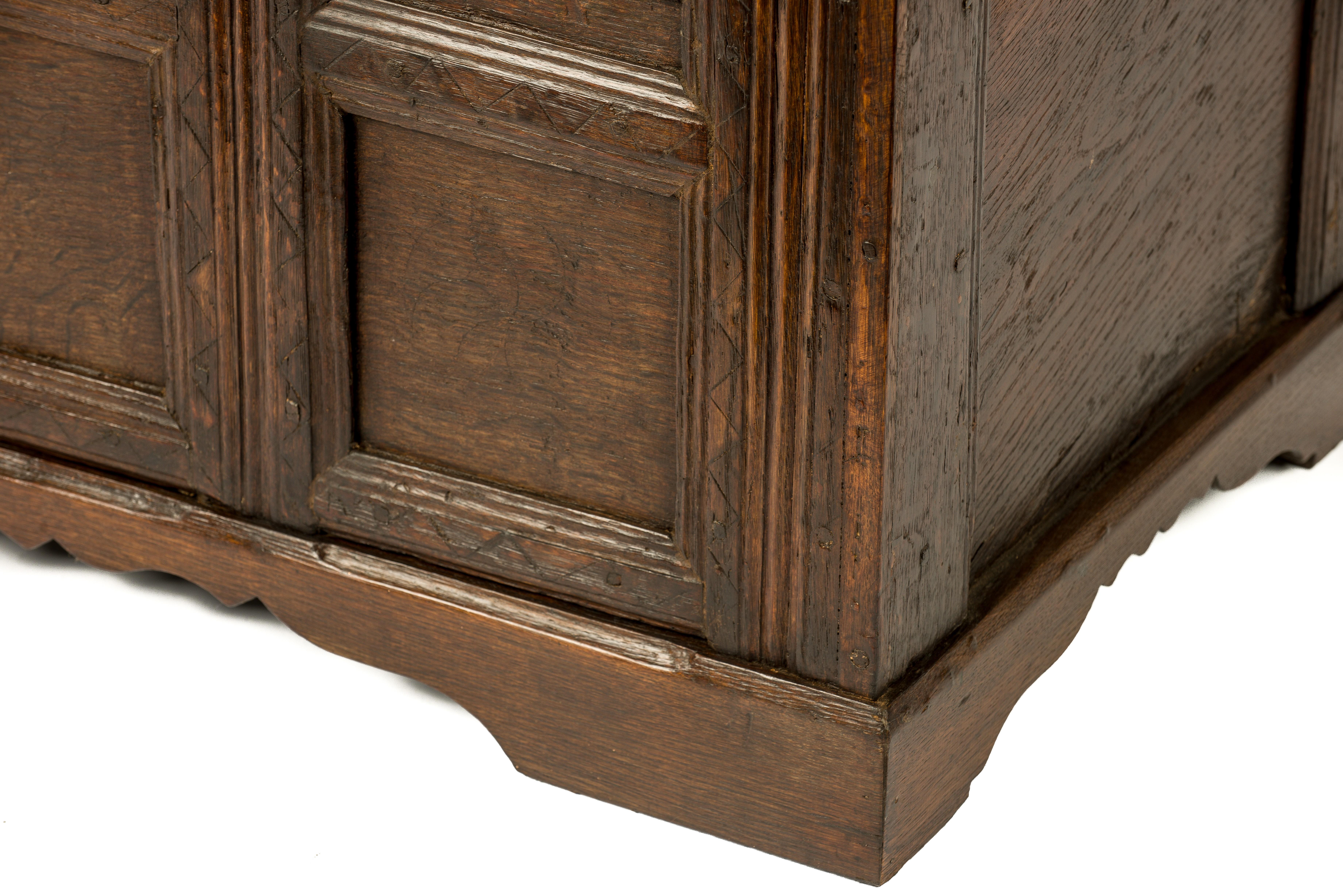 Antike warm-braune getäfelte und geschnitzte Eichenholztruhe oder Koffer aus dem frühen 18. Jahrhundert (Englisch) im Angebot